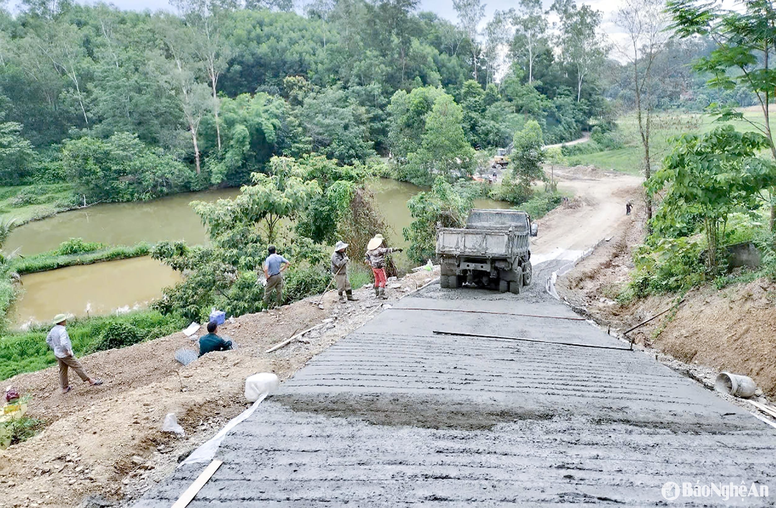Huy động sức dân làm đường giao thông tại xóm Liên Trường (xã Thanh Liên, huyện Thanh Chương). Ảnh- Mai Hoa