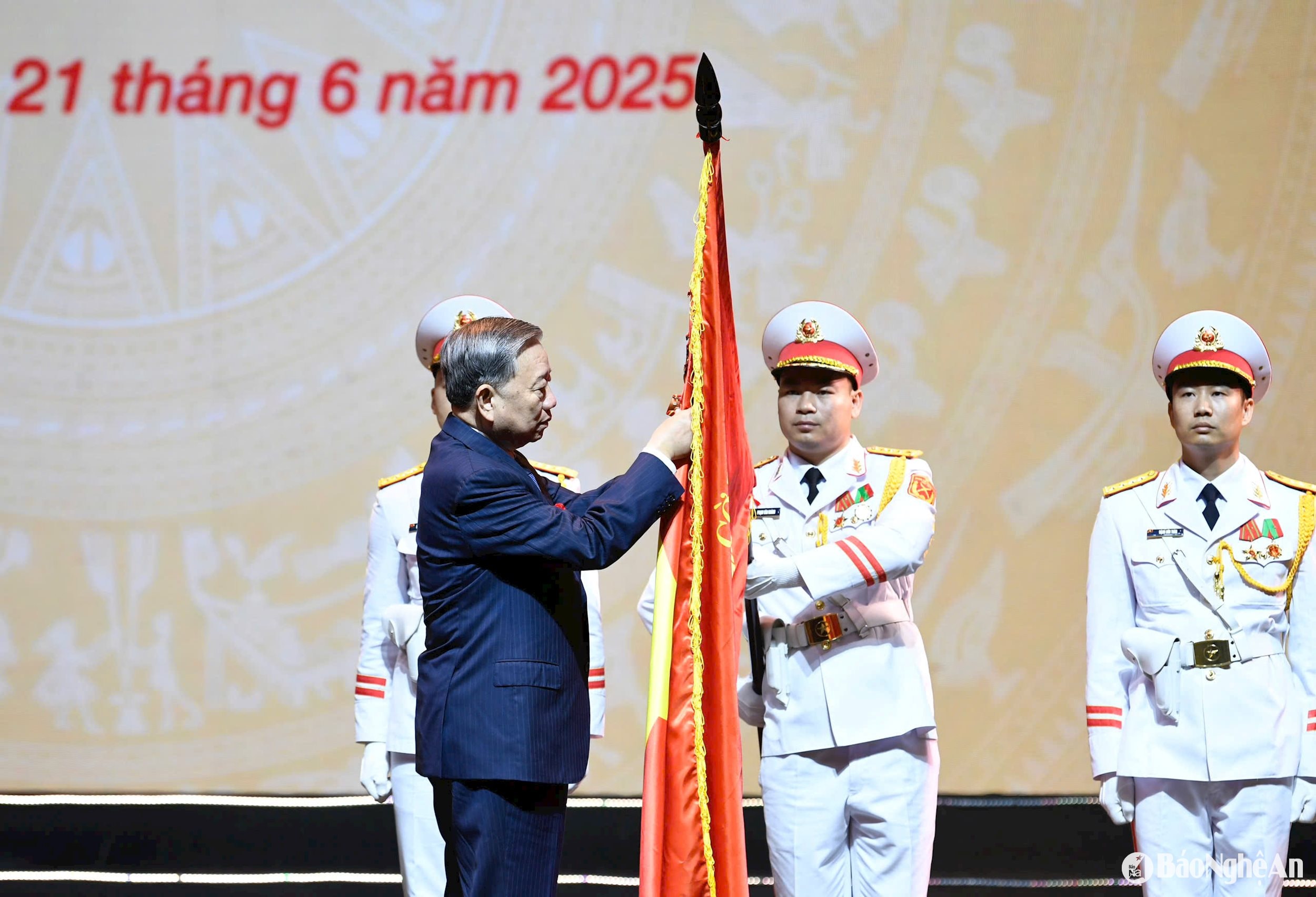 Tổng Bí thư Tô Lâm trao tặng Huân chương Hồ Chí Minh cho đội ngũ người làm báo. Ảnh: PV