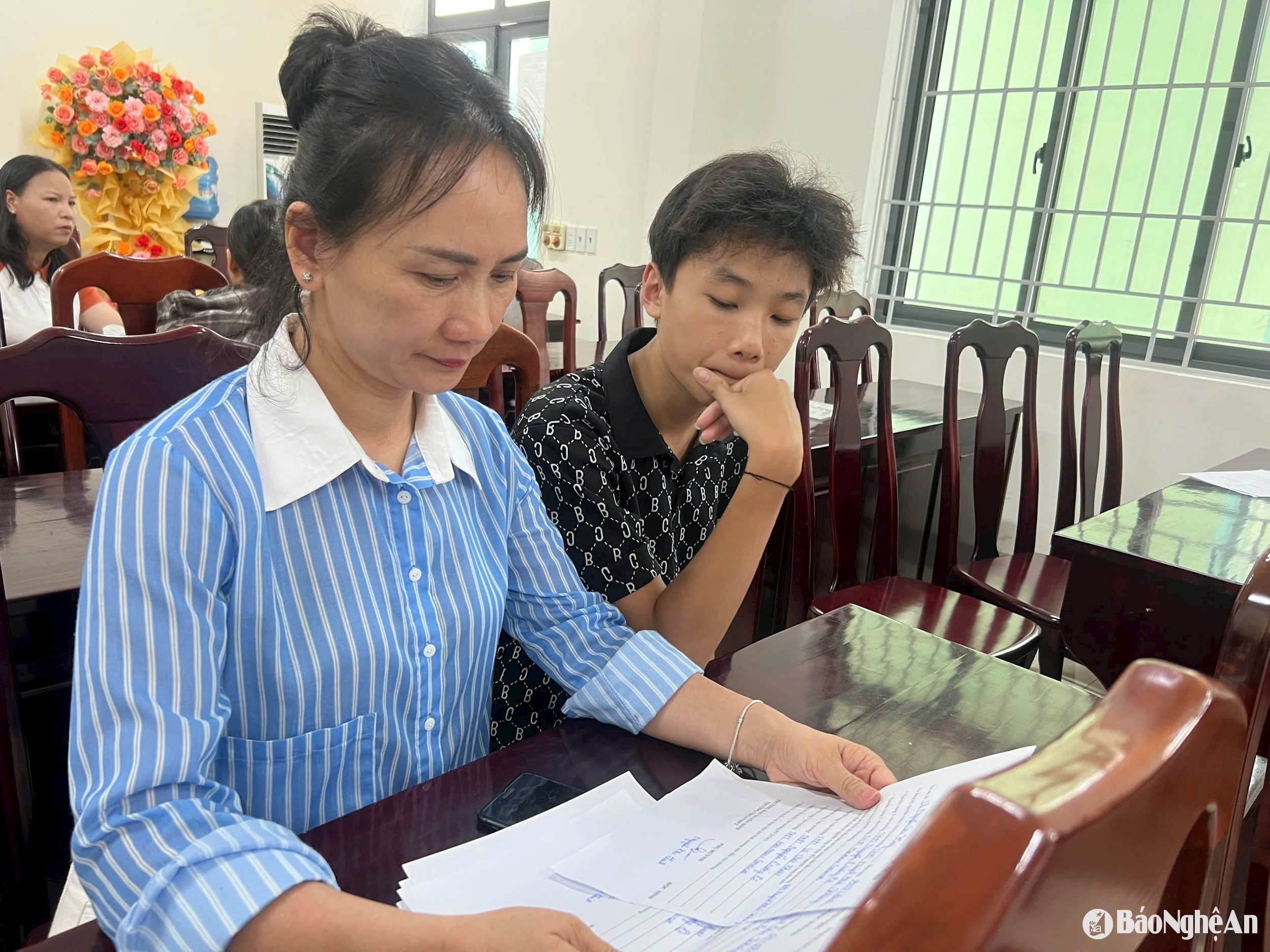 Phụ huynh, học sinh điều chỉnh nguyện vọng sau khi thi vào lớp 10. Ảnh: Mỹ Hà
