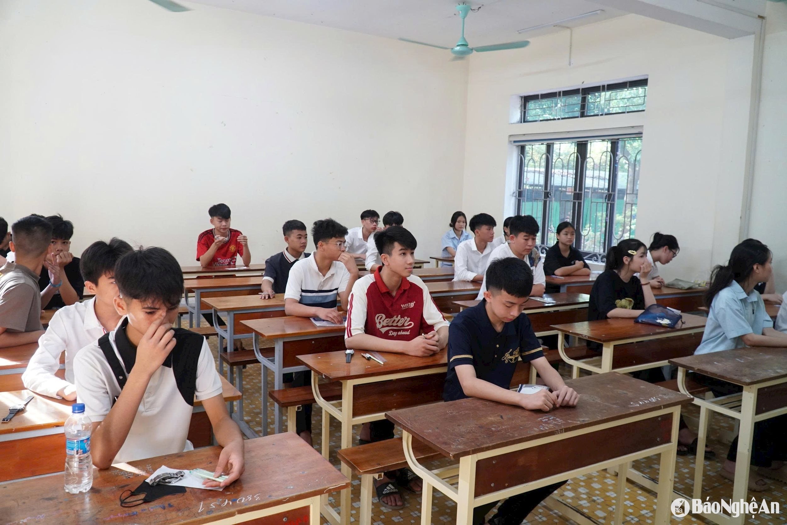 Thí sinh huyện Nam Đàn tham gia Kỳ thi tuyển sinh vào lớp 10. Ảnh: Mỹ Hà