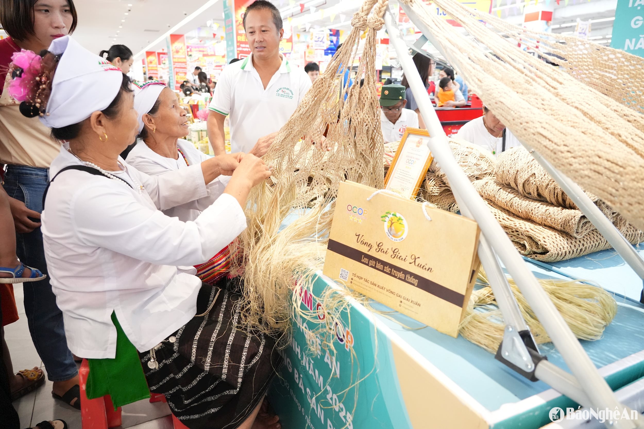 Phụ nữ dân tộc Thổ đan võg gai ngay tại không gian siêu thị tại thành phố Vinh. Ảnh: T.P