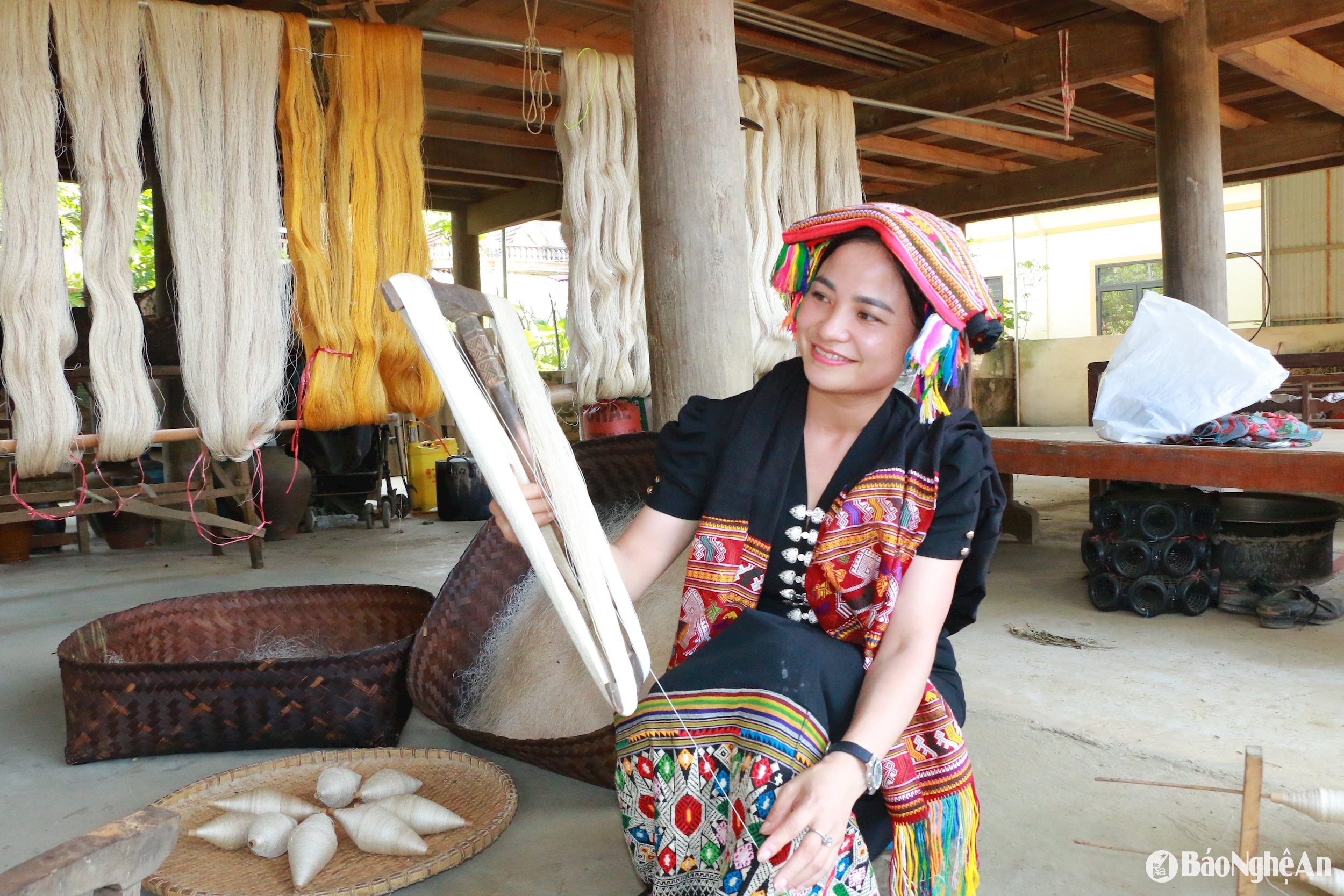 9-13 Những cuộn sợi trắng mịn là kết quả của lao động tỉ mẩn. Đây là mặt hàng được thương lái thu mua ổn định. Ảnh Khánh Ly