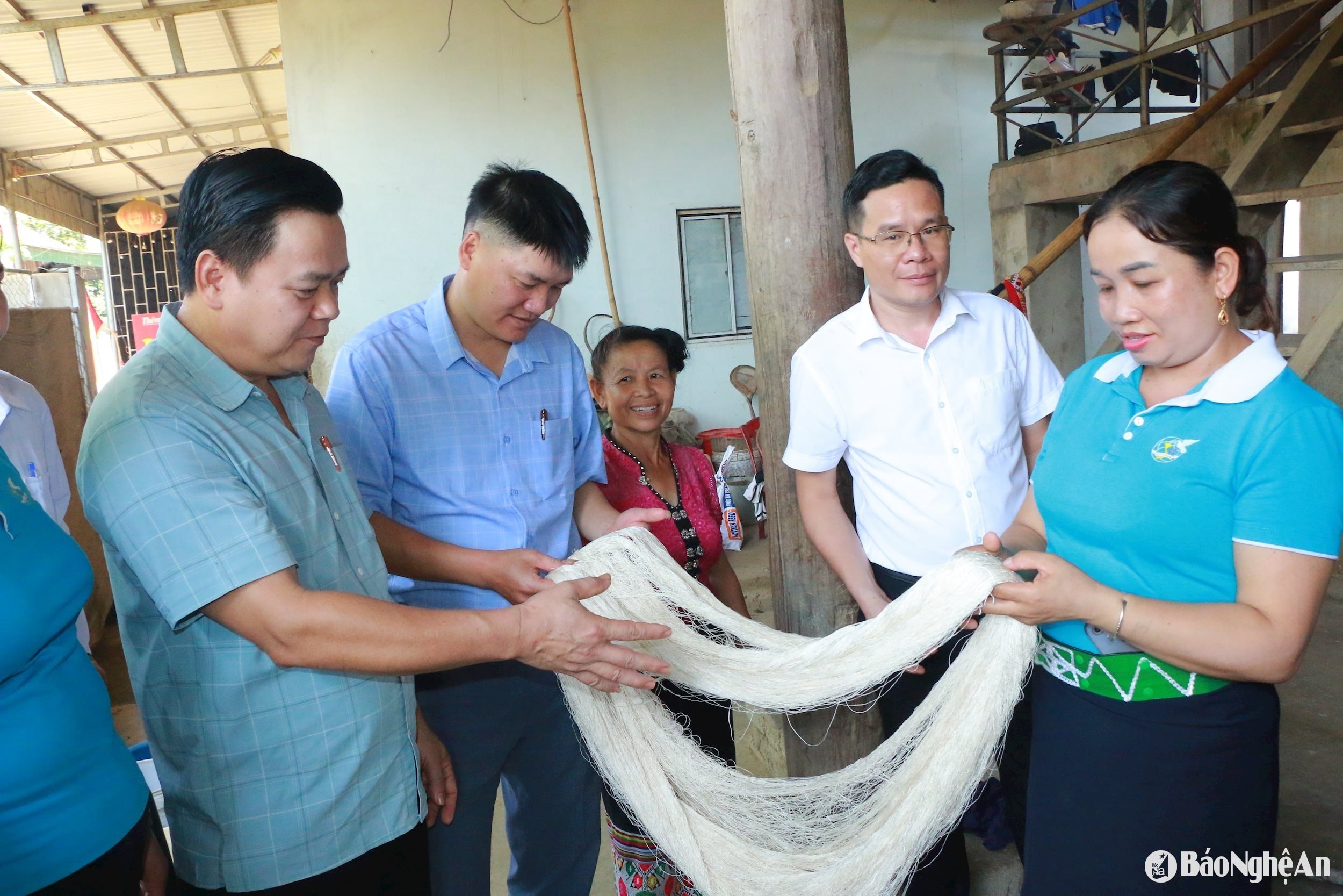 Cán bộ Ban tuyên giáo dân vận Huyện Uỷ Quế Phong và lãnh đạo xã Cắm Muộn kiểm tra tơ thô. Ảnh KL