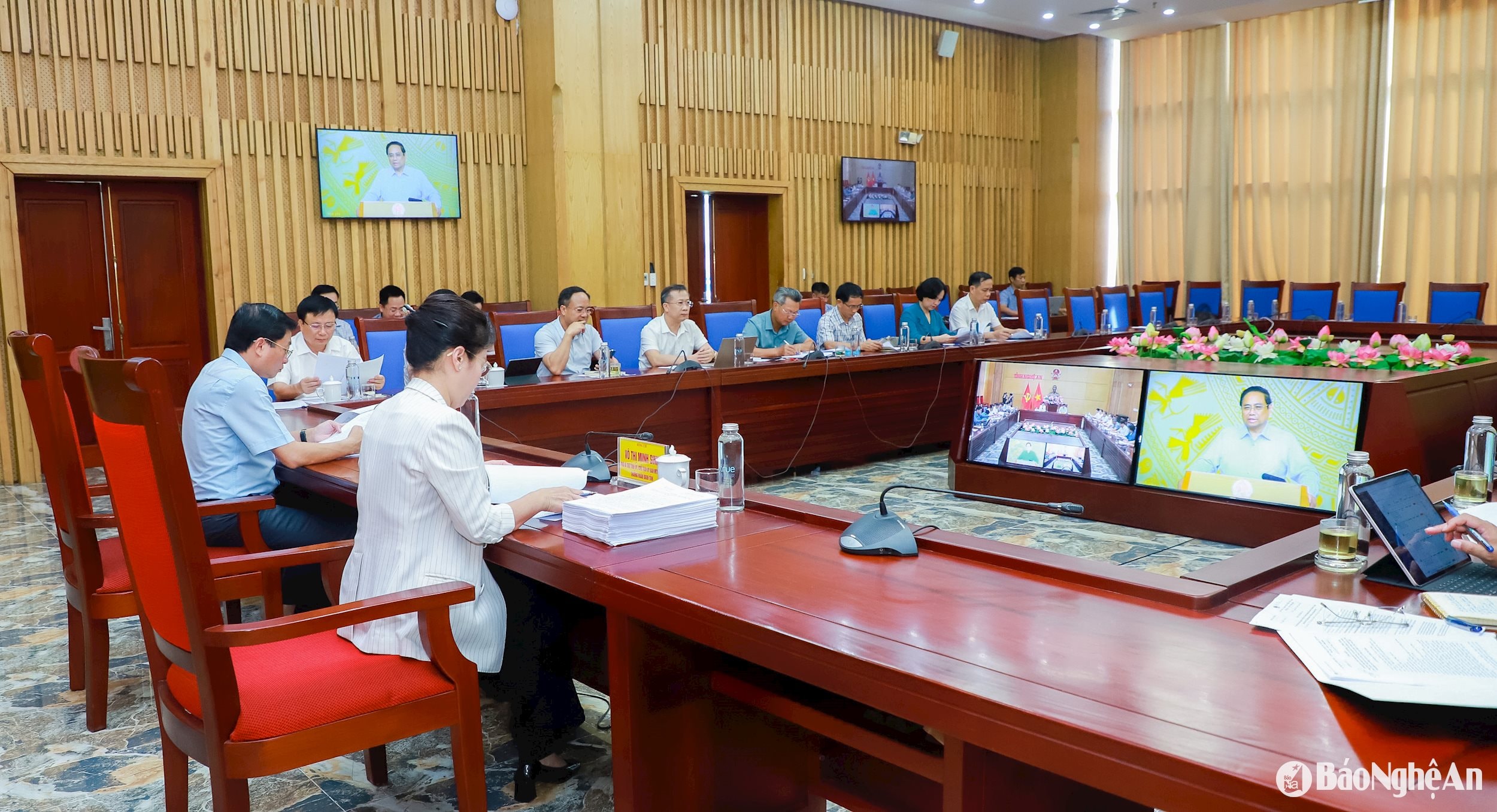 Các đại biểu theo dõi kết luận của Thủ tướng Phạm Minh Chính từ điểm cầu UBND tỉnh Nghệ An. Ảnh: Thành Duy