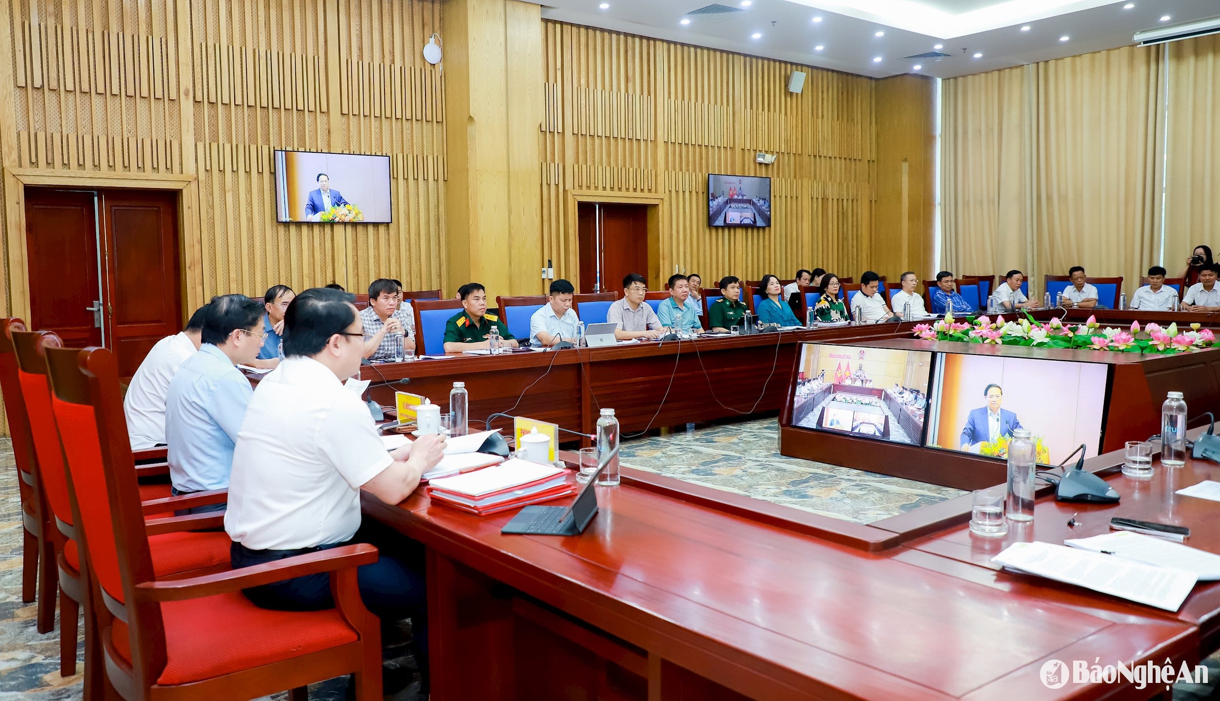 Các đại biểu theo dõi kết luận của Thủ tướng Phạm Minh Chính từ điểm cầu UBND tỉnh Nghệ An. Ảnh: Thành Duy