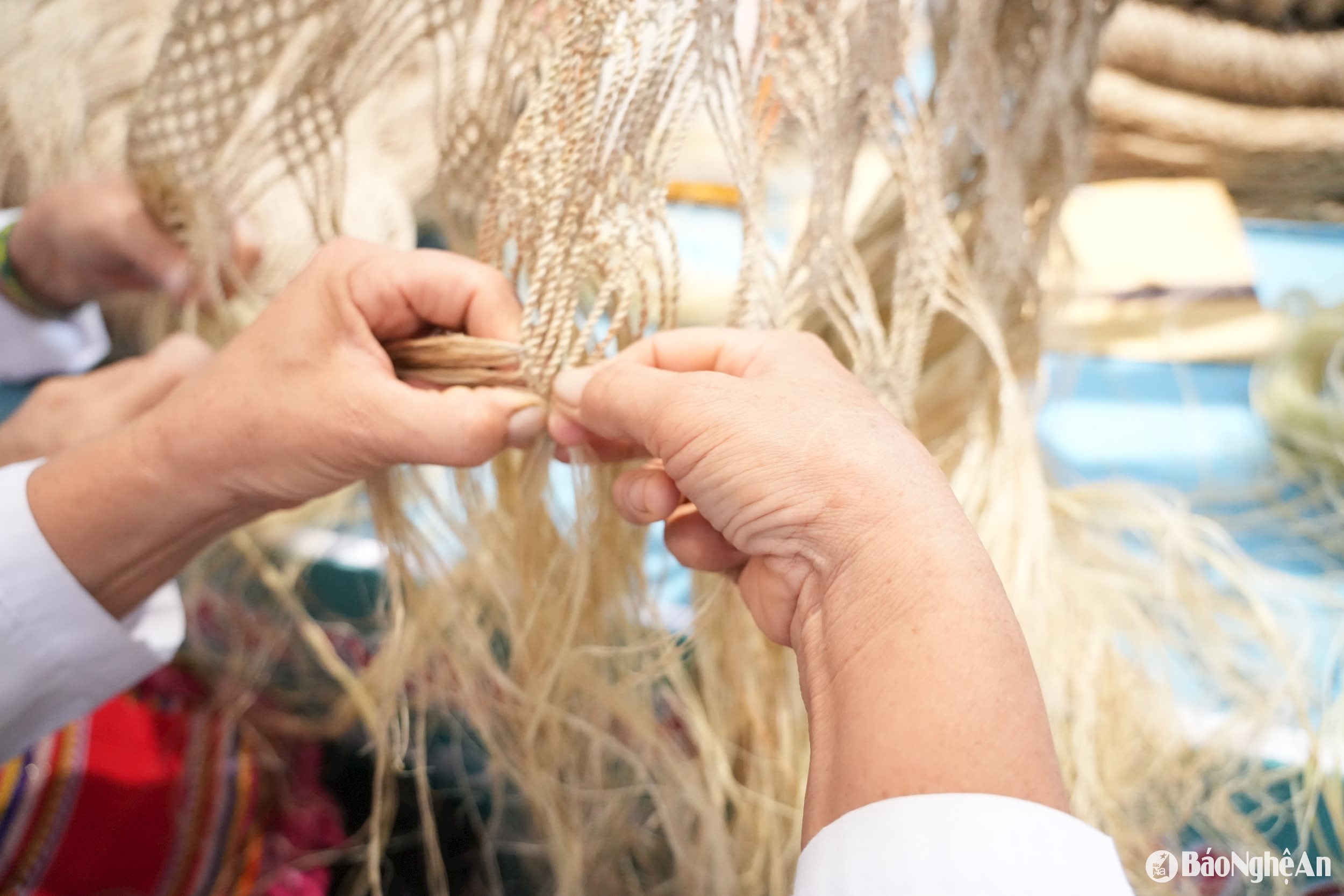 Những sợi gai thuần tự nhiên dưới đôi tay thoăn thoắt đan, những chiếc võng với hoa văn nổi bật thu hút người xem. Ảnh: T.P