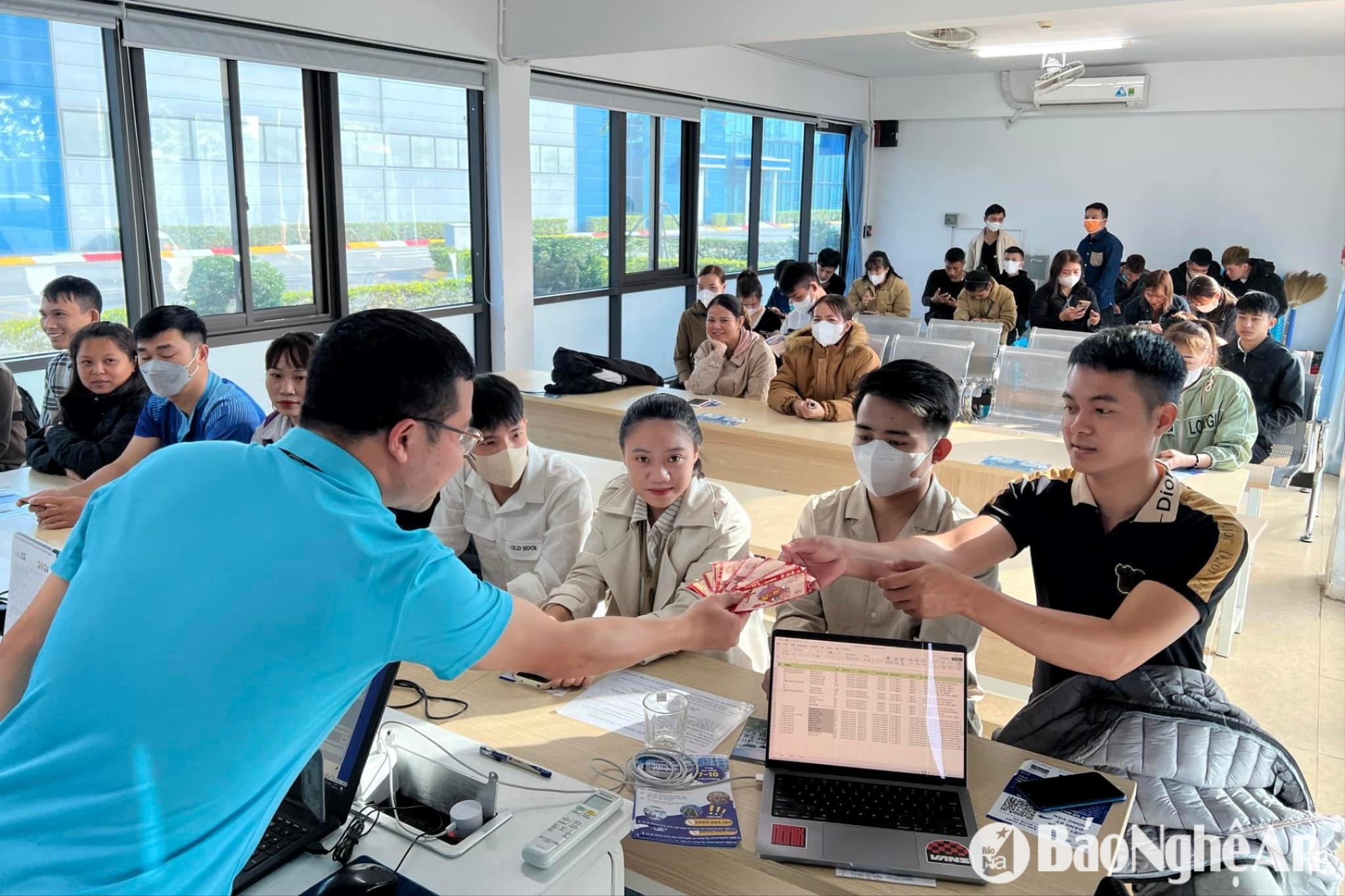 bo-phan-tuyen-dung-cong-ty-tnhh-luxshare-ict-nghe-an-li-xi-cho-cong-nhan-khi-den-xin-viec-dip-dau-nam.-anh-cscc.jpg