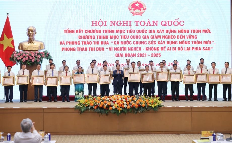 Thay mặt lãnh đạo Đảng, Nhà nước, Thủ tướng trao Huân chương Lao động hạng Ba cho 31 huyện của 12 tỉnh, trong đó có các huyện: Nam Đàn, Đô Lương, Diễn Châu (tỉnh Nghệ An) có thành tích nổi bật trong xây dựng nông thôn mới.Ảnh: VGP/Nhật Bắc