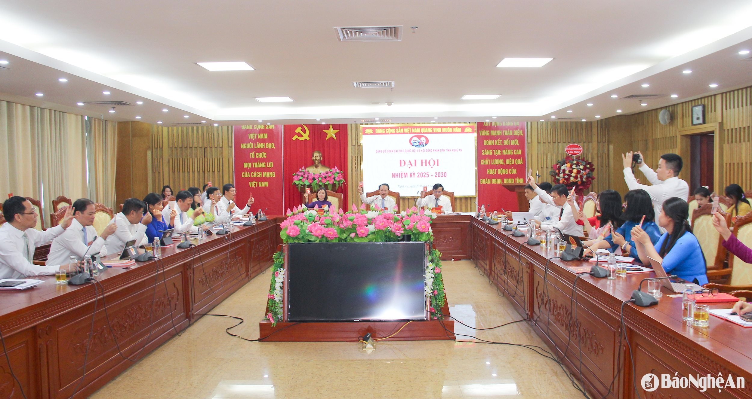 Đại hội biểu quyết thông qua nội dung, chương trình.