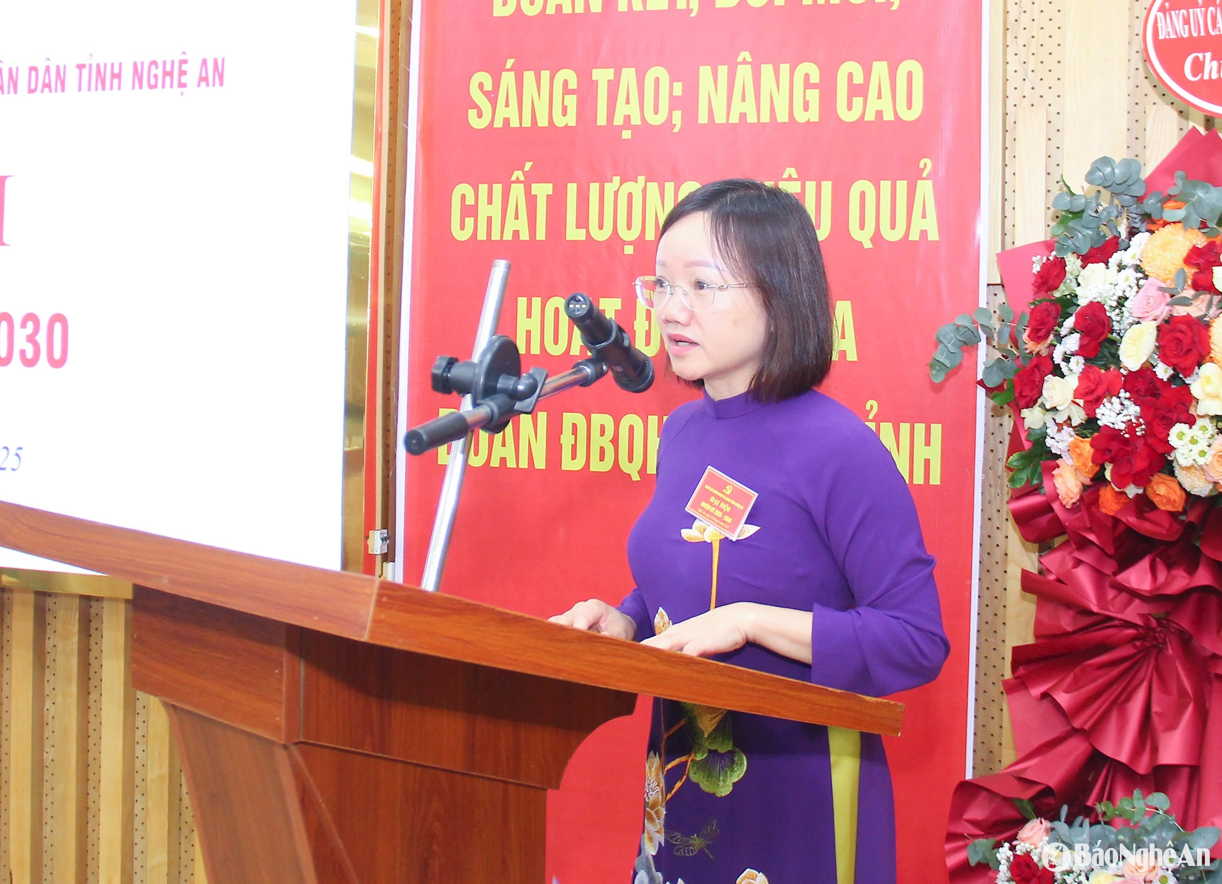 Đồng chí Thái Thị An Chung - Ủy viên Ban Chấp hành Đảng bộ tỉnh, Phó Trưởng đoàn chuyên trách Đoàn đại đại biểu Quốc hội tỉnh, Phó Bí thư Đảng ủy Đoàn đại biểu Quốc hội và HĐND tỉnh Nghệ An nhiệm kỳ 2020 - 2025 thông qua báo cáo góp ý báo cáo chính trị của Đảng cấp trên. Ảnh: Mai Hoa