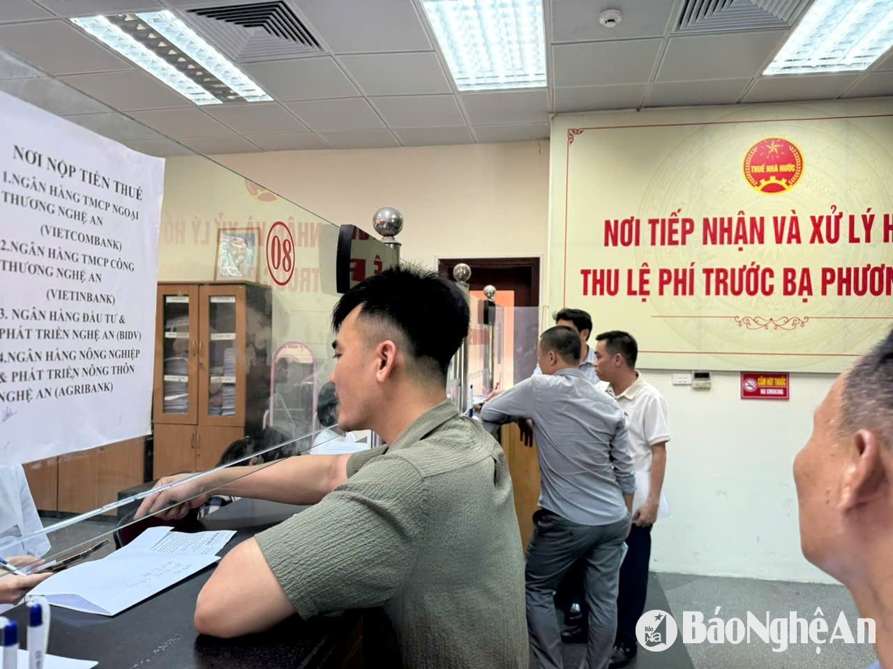 Người dân làm thủ tục nạp thuế trước bạ tại Chi cục thuế Vinh