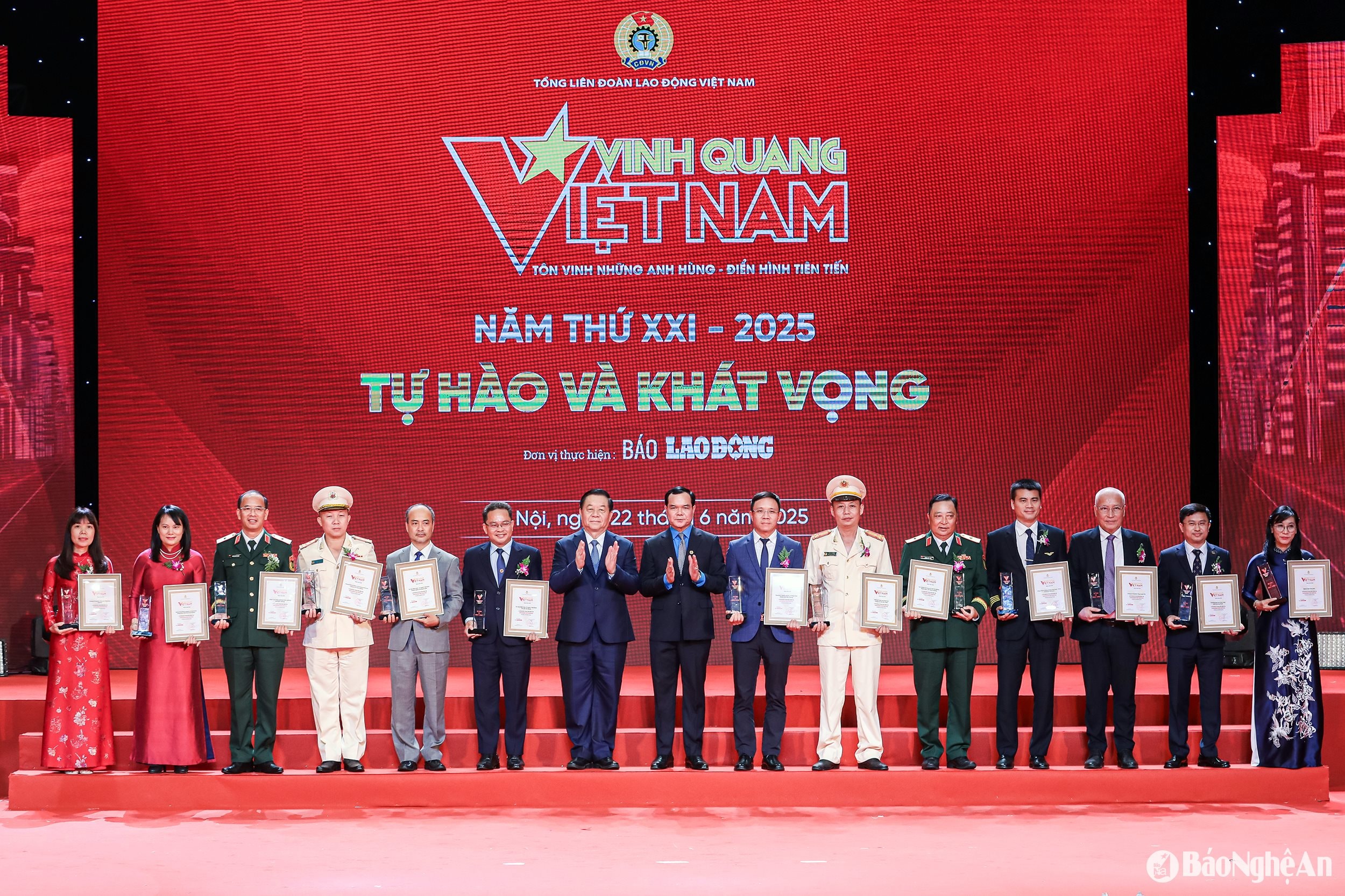 Ủy viên Bộ Chính trị, Trưởng Ban Tuyên giáo và Dân vận Trung ương Nguyễn Trọng Nghĩa cùng Chủ tịch Tổng Liên đoàn Lao động Việt Nam Nguyễn Đình Khang trao biểu trưng vinh danh 13 tập thể tiêu biểu. Ảnh: TH