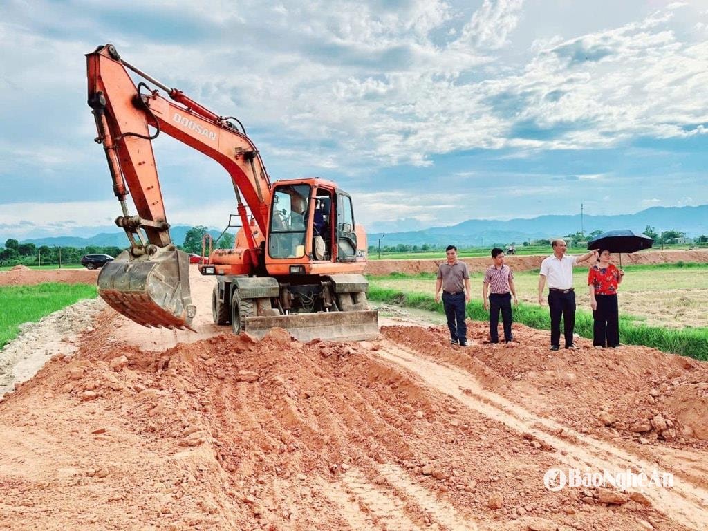 Một tuyến đường ở huyện Thanh Chương đang thi công. Ảnh: Văn Tr