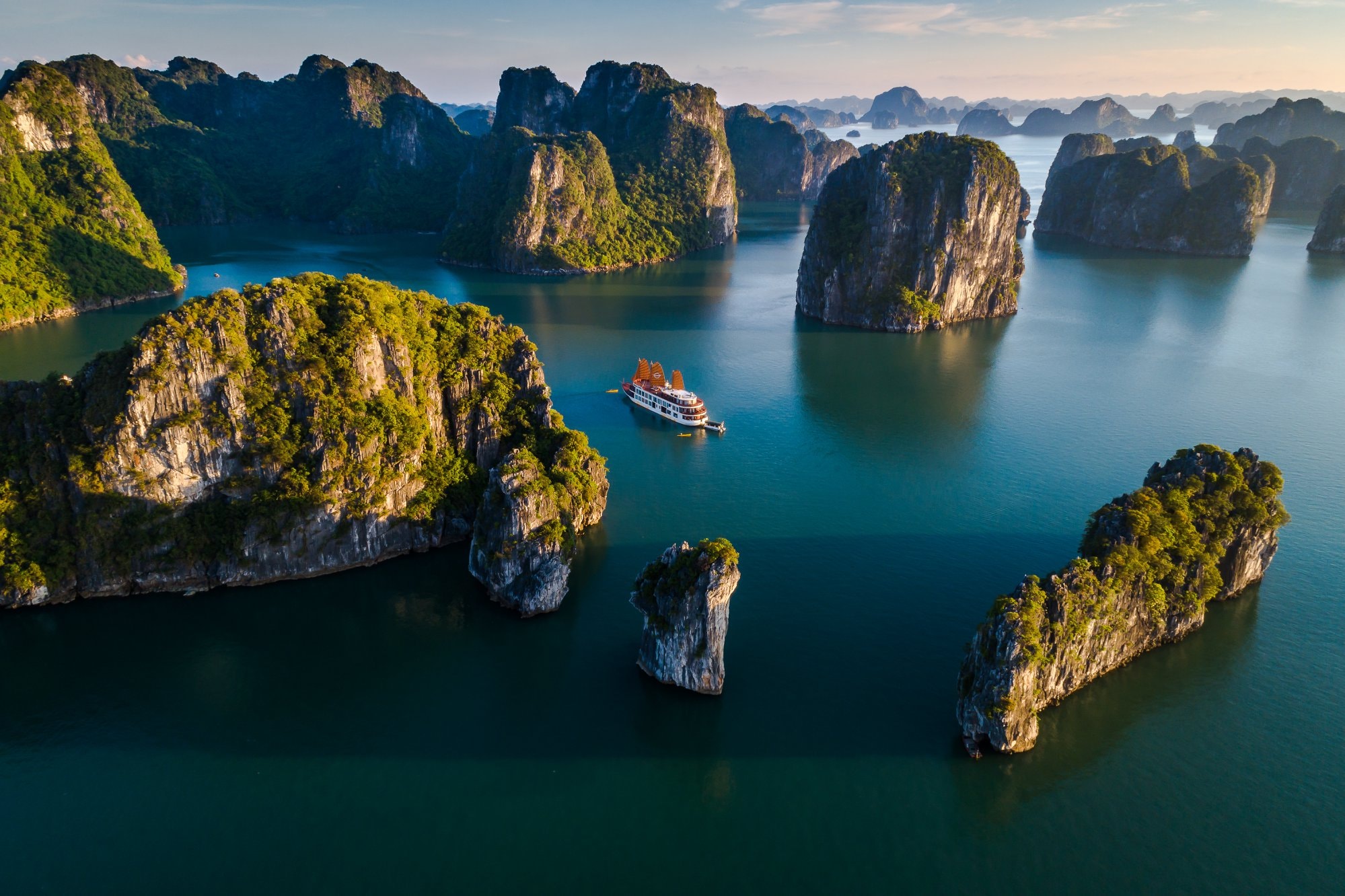 images1909456_ch_o_thuy_n_kayak_l__ho_t___ng__a_th_ch_c_a_du_kh_ch_khi___n_v_nh_h__long.jpg