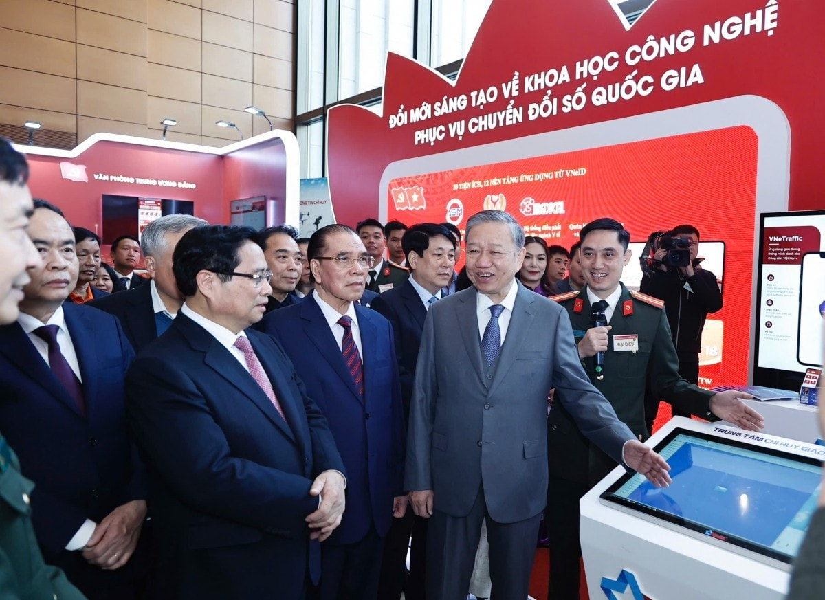 Tổng Bí thư Tô Lâm cùng các lãnh đạo Đảng, Nhà nước tham quan các gian hàng giới thiệu các sản phẩm, dịch vụ, giải pháp khoa học - công nghệ.