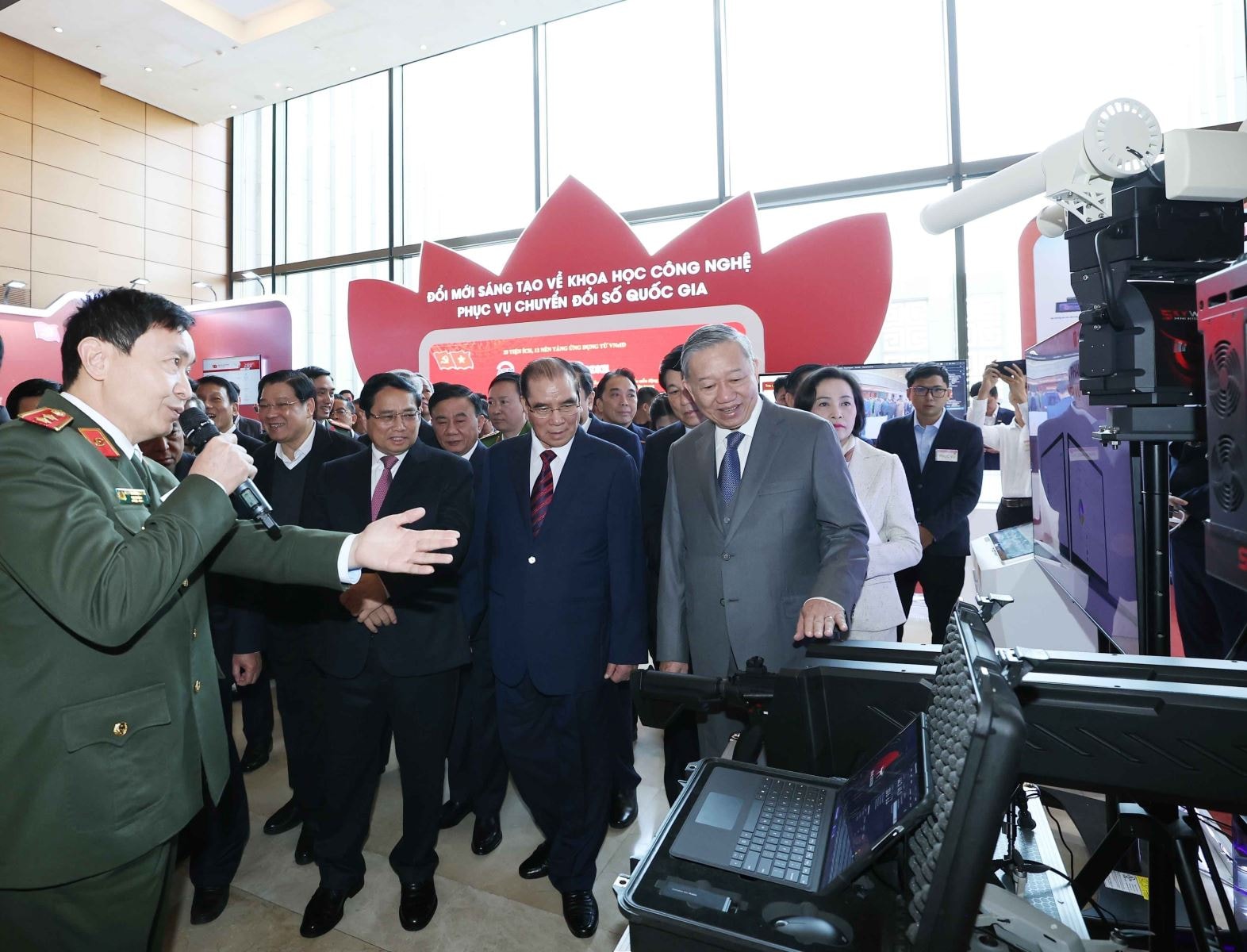 Tổng Bí thư Tô Lâm và các đại biểu tham quan các gian hàng trưng bày tại Hội nghị toàn quốc về đột phá phát triển khoa học, công nghệ, đổi mới sáng tạo và chuyển đổi số quốc gia Ảnh TTXVN