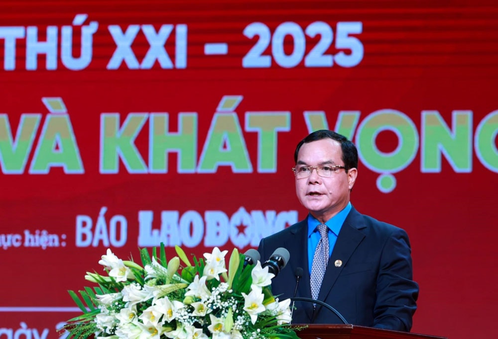 Ông Nguyễn Đình Khang - Ủy viên Trung ương Đảng, Chủ tịch Tổng Liên đoàn Lao động Việt Nam phát biểu khai mạc buổi lễ. Ảnh: TH