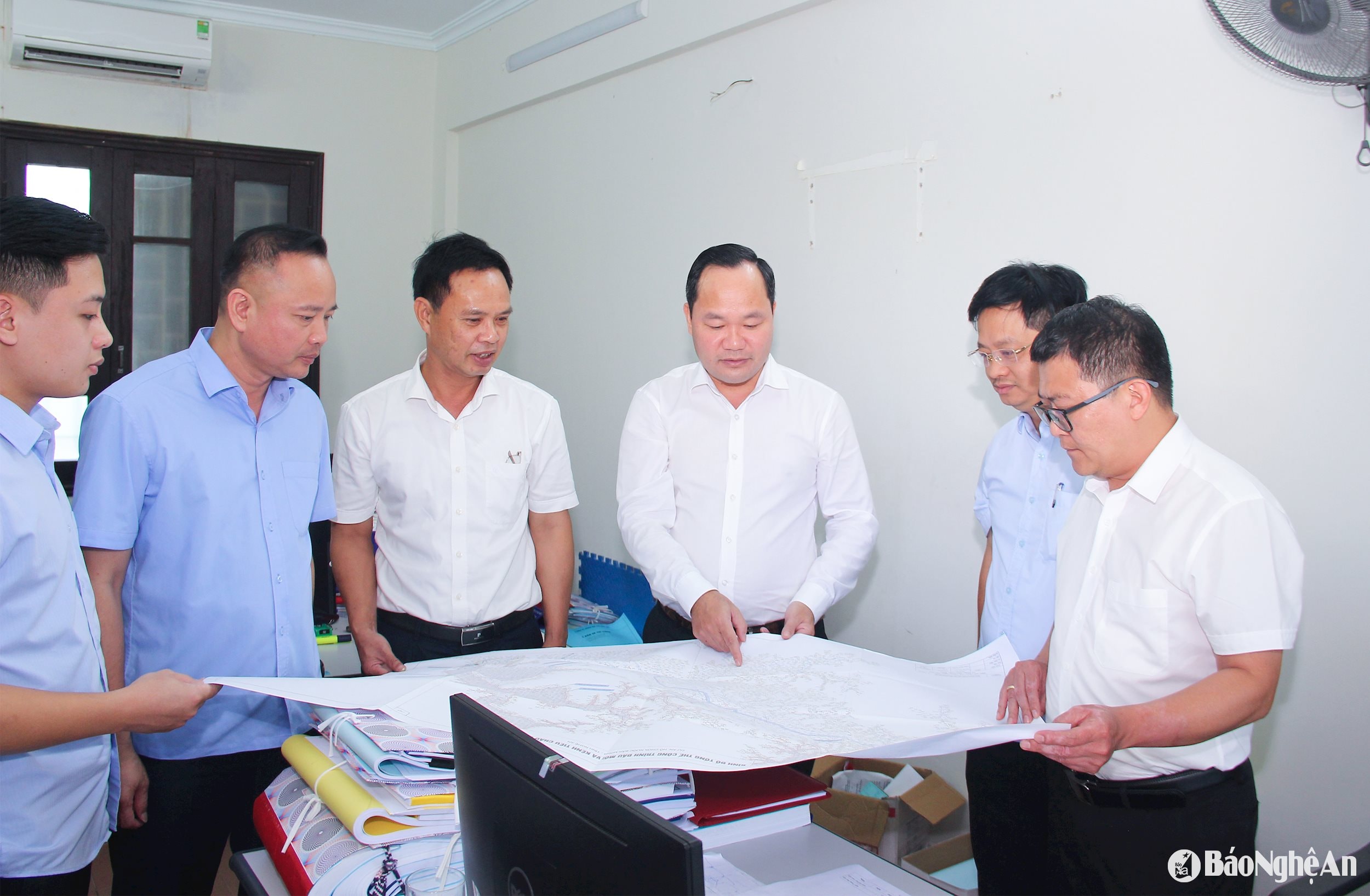 1 Lãnh đạo Sở trao đổi về phương án xử lý kênh tiêu Châu Bình thuộc dự án hồ chứa nước Bản Mồng. Ảnh- Mai Hoa