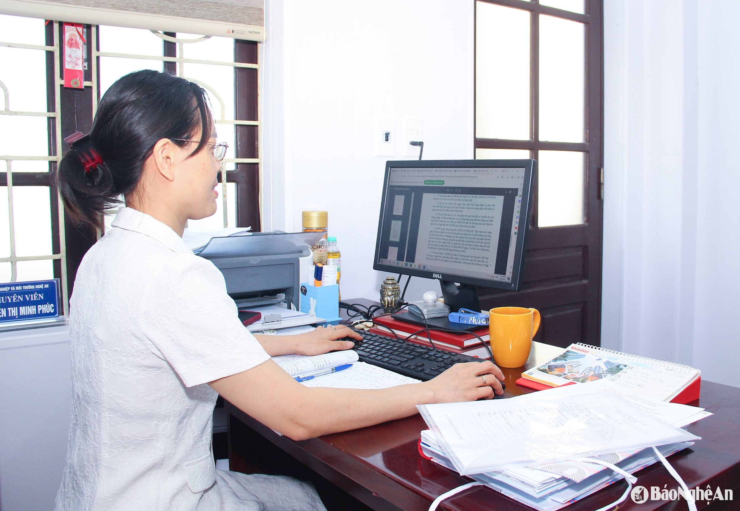 Chuyên viên Sở Nông nghiệp và Môi trường Nghệ An xử lý công việc trên môi trường điện tử. Ảnh: Mai Hoa