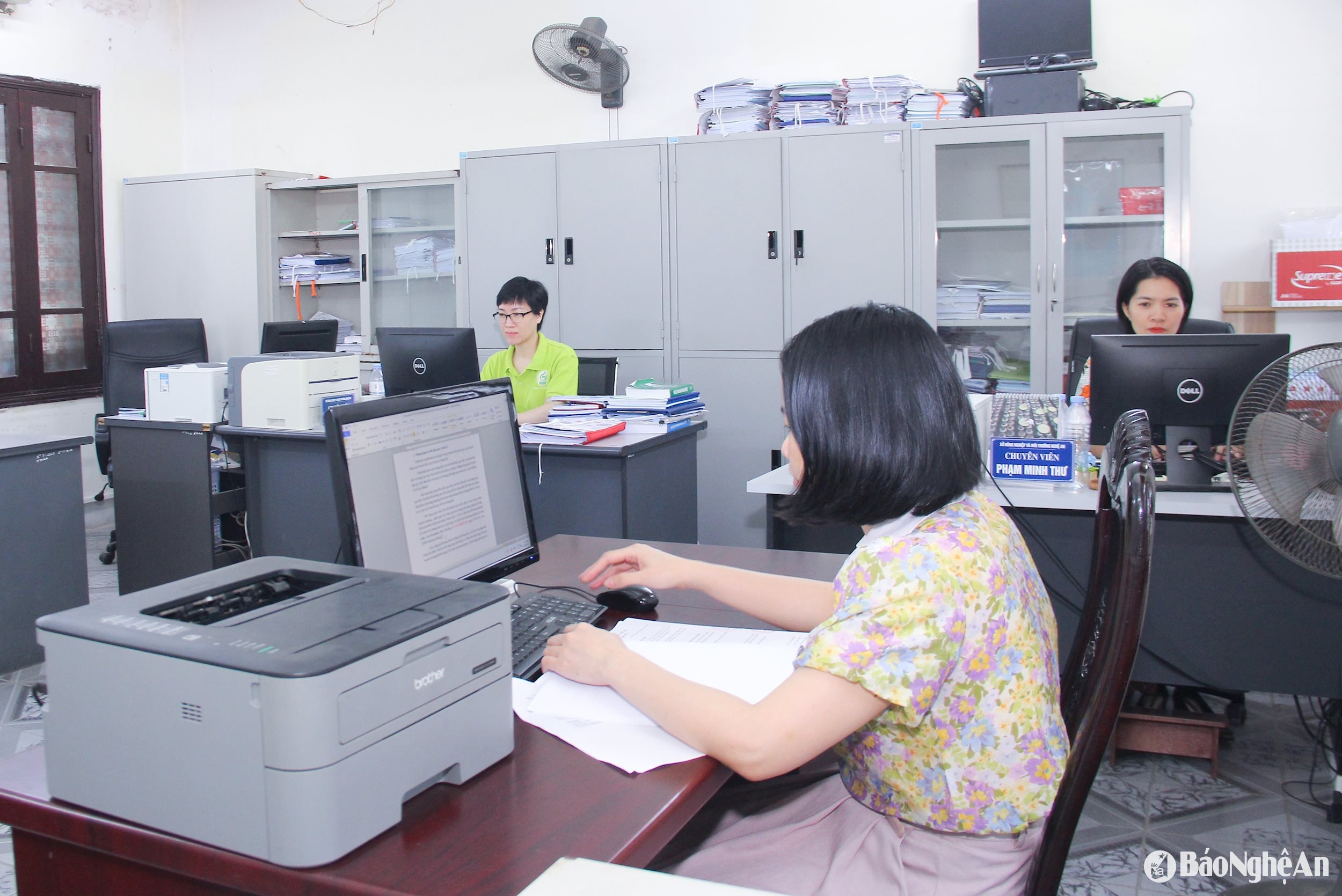 Cán bộ, chuyên viên Sở Nông nghiệp và Môi trường Nghệ An trong giờ làm việc. Ảnh: Mai Hoa