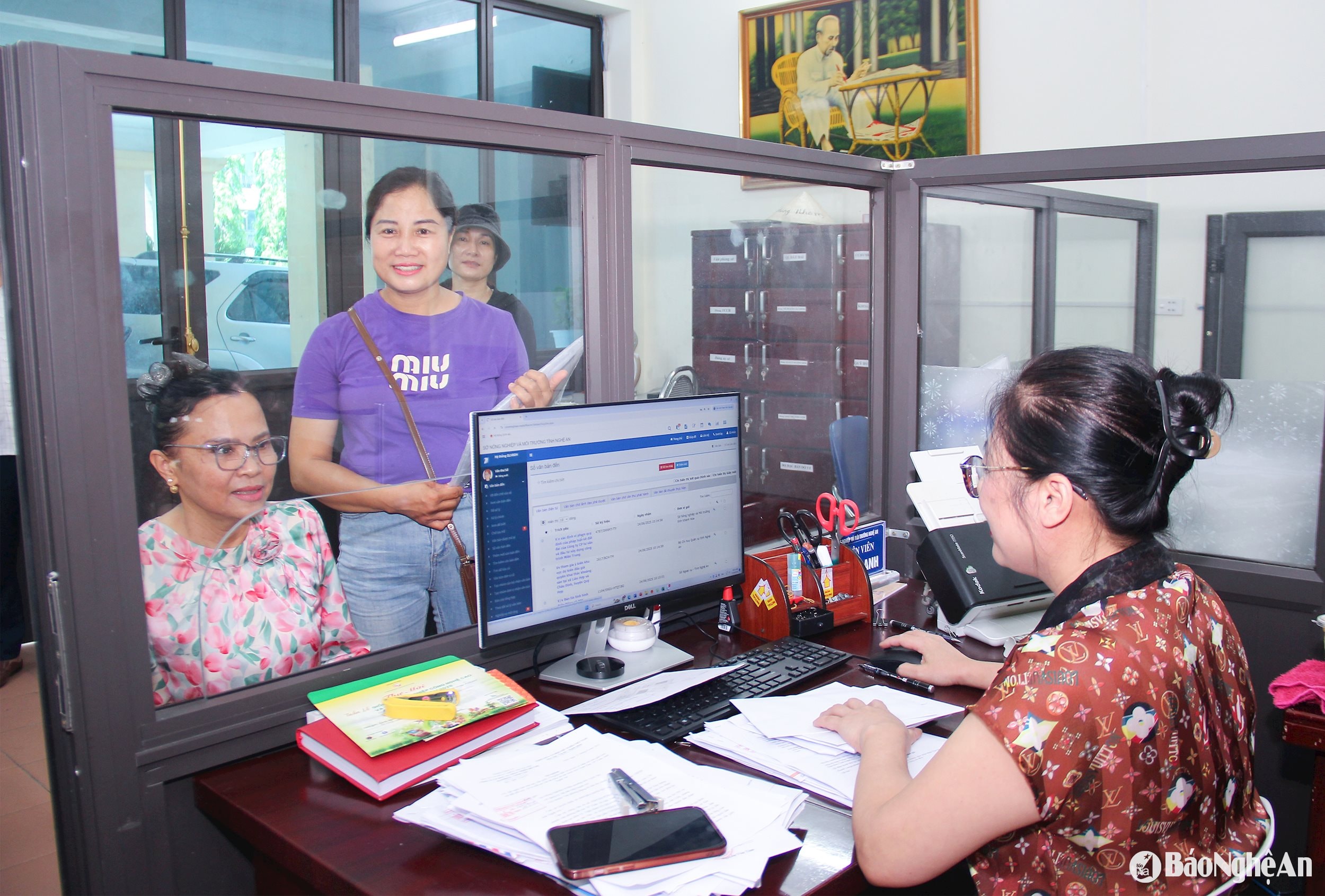 Cán bộ Văn phòng Sở Nông nghiệp và Môi trường tiếp nhận hồ sơ,
