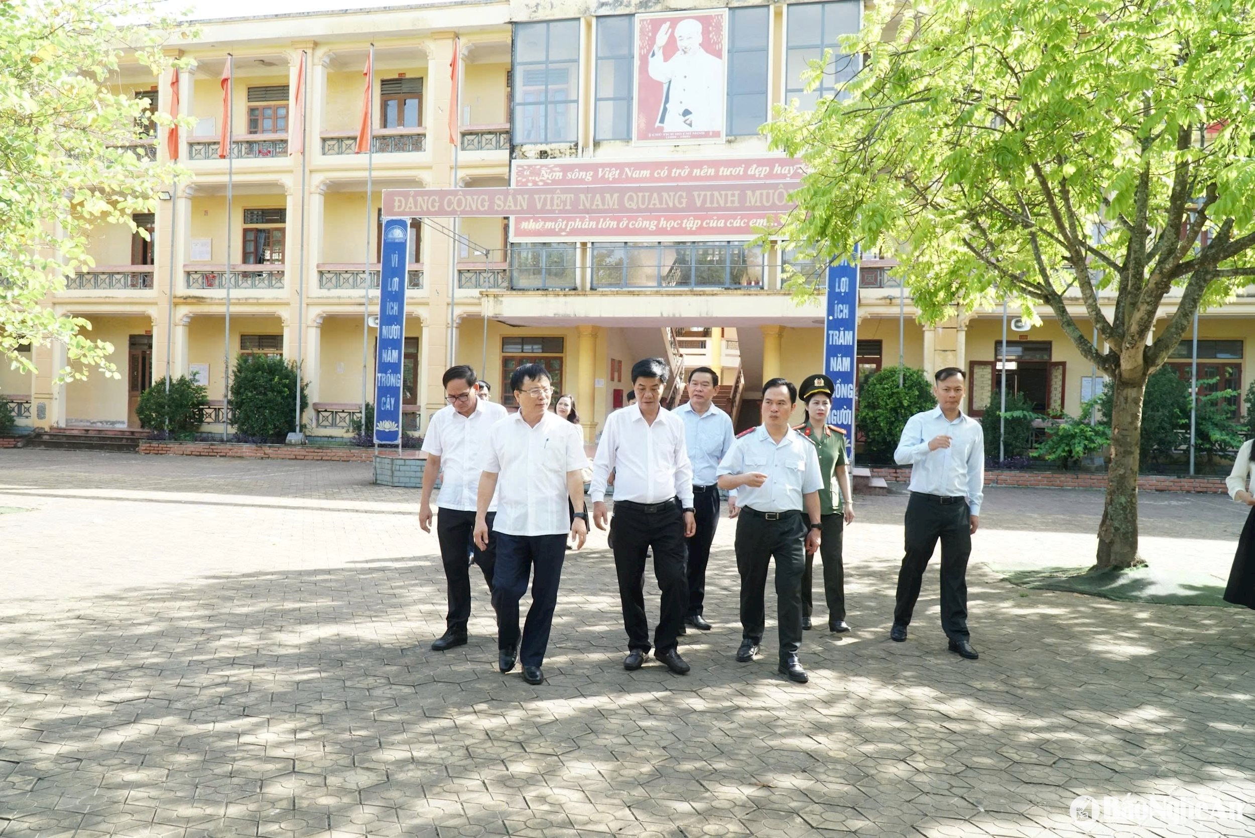 Ban chỉ đạo thi cấp tỉnh kiểm tra công tác chuẩn bị thi tại Trường THPT Thanh Chương 1. Ảnh - Mỹ Hà