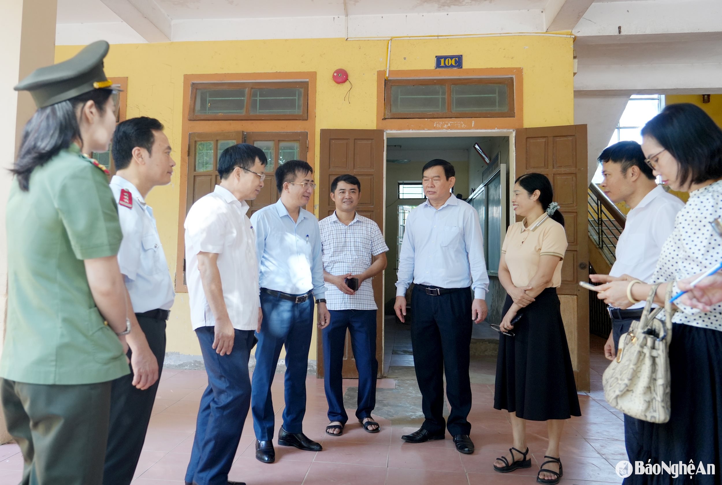 Đoàn công tác trao đổi vơi cán bộ làm công tác coi thi tại điểm thi Trường THPT Nguyễn Sỹ Sách. Ảnh - Mỹ Hà