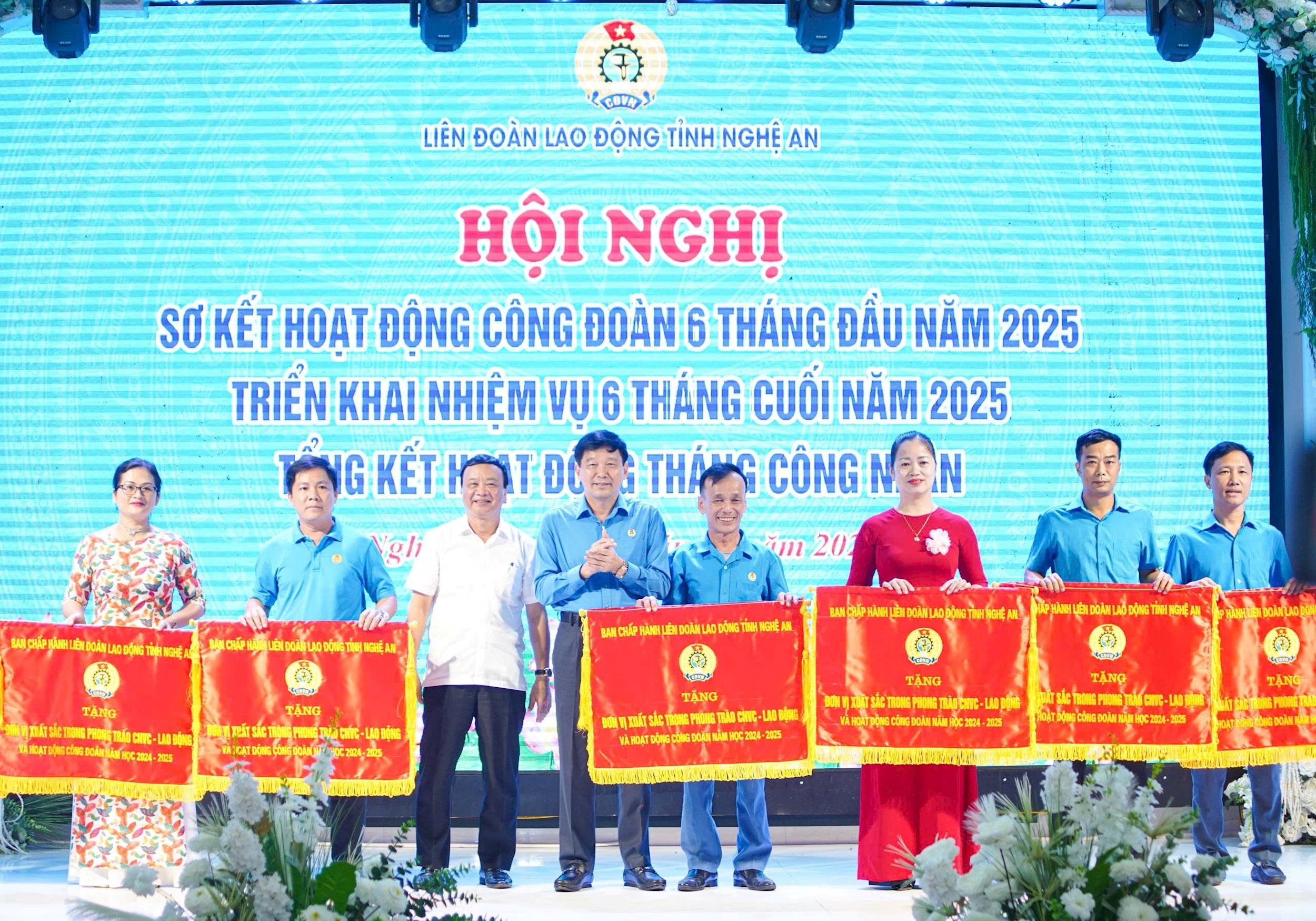 Überreichung der Emulationsfahne des Provinzgewerkschaftsverbands an 8 Kollektive. Foto: Diep Thanh