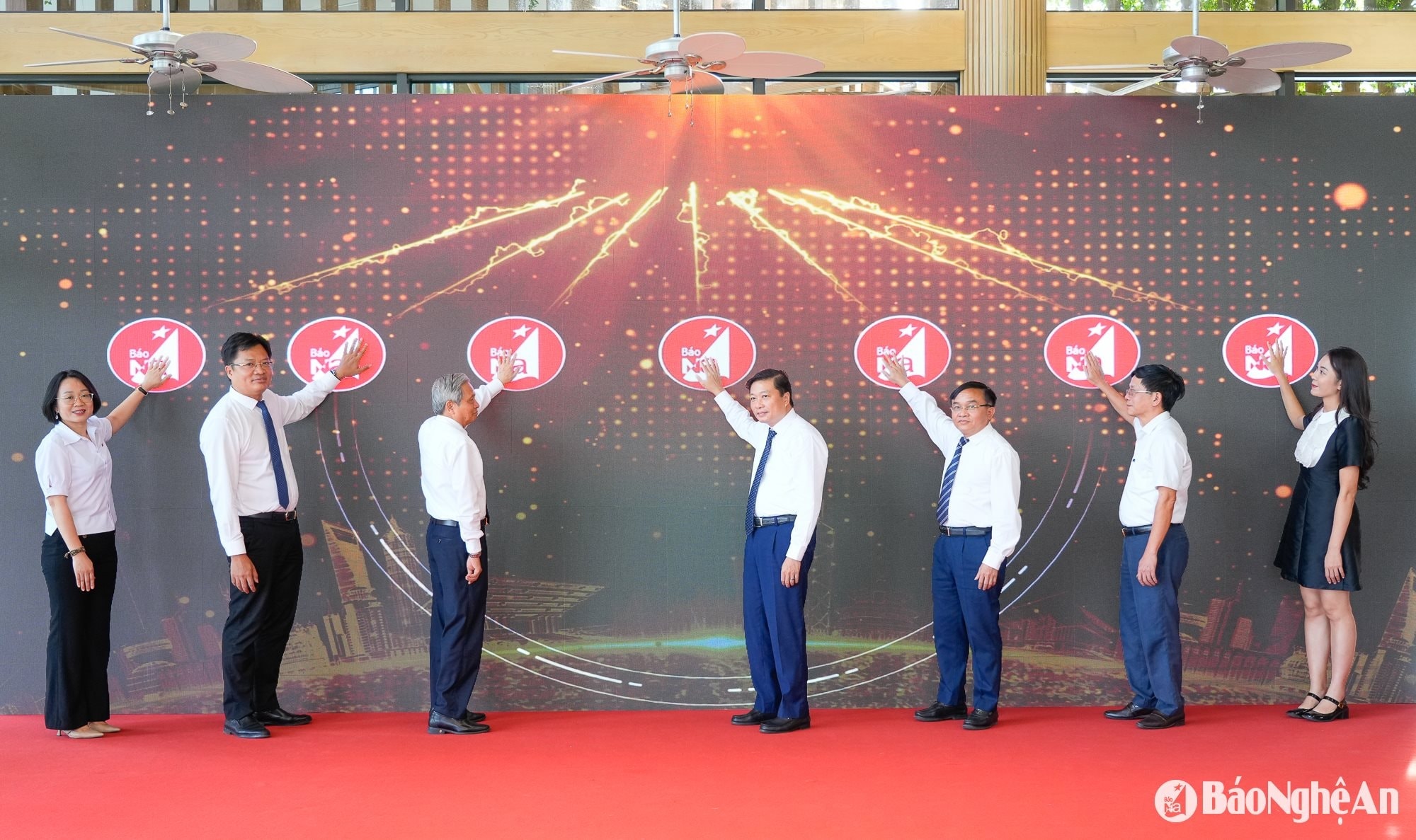 Các đại biểu ấn nút ra mắt
