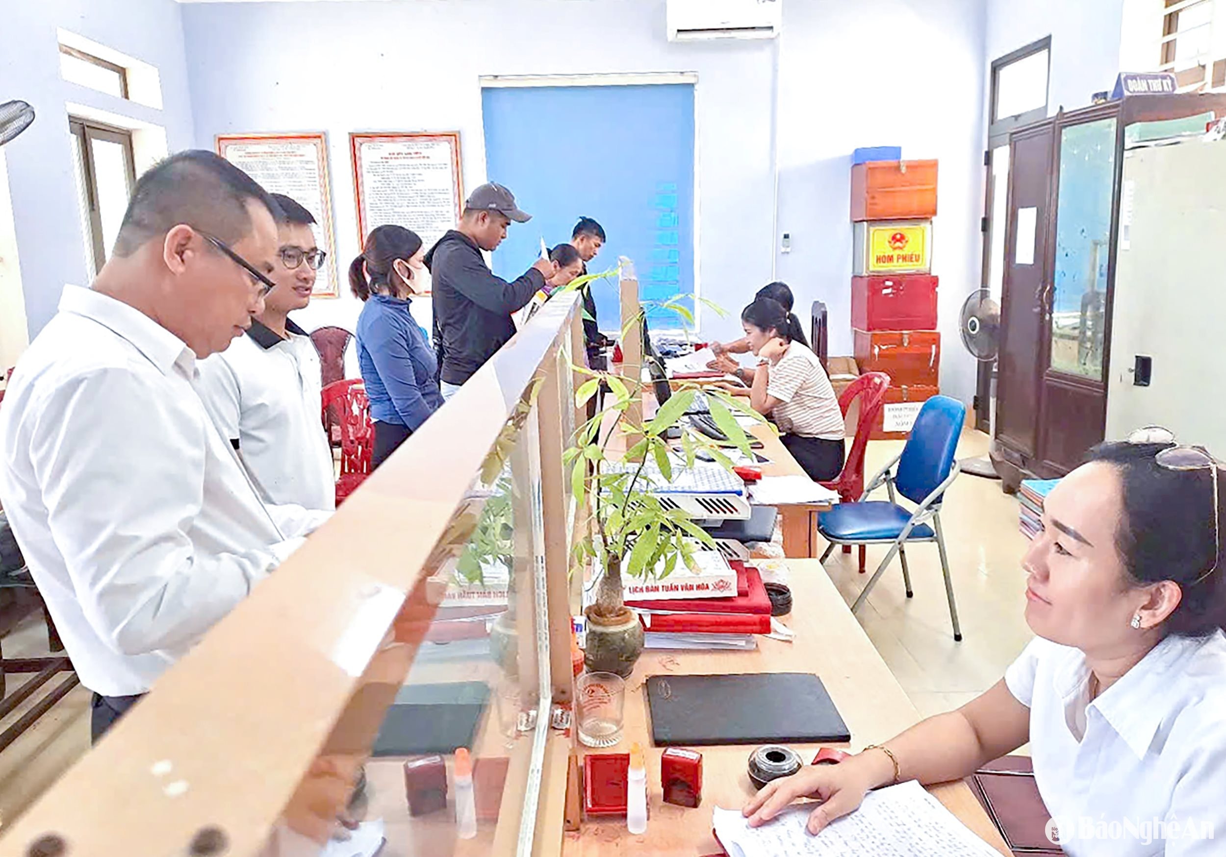 Bộ phận %22Một cừa%22 xã Diễn Lâm (huyện Diễn Châu) giải quyết công việc cho người dân. Ảnh Mai Hoa
