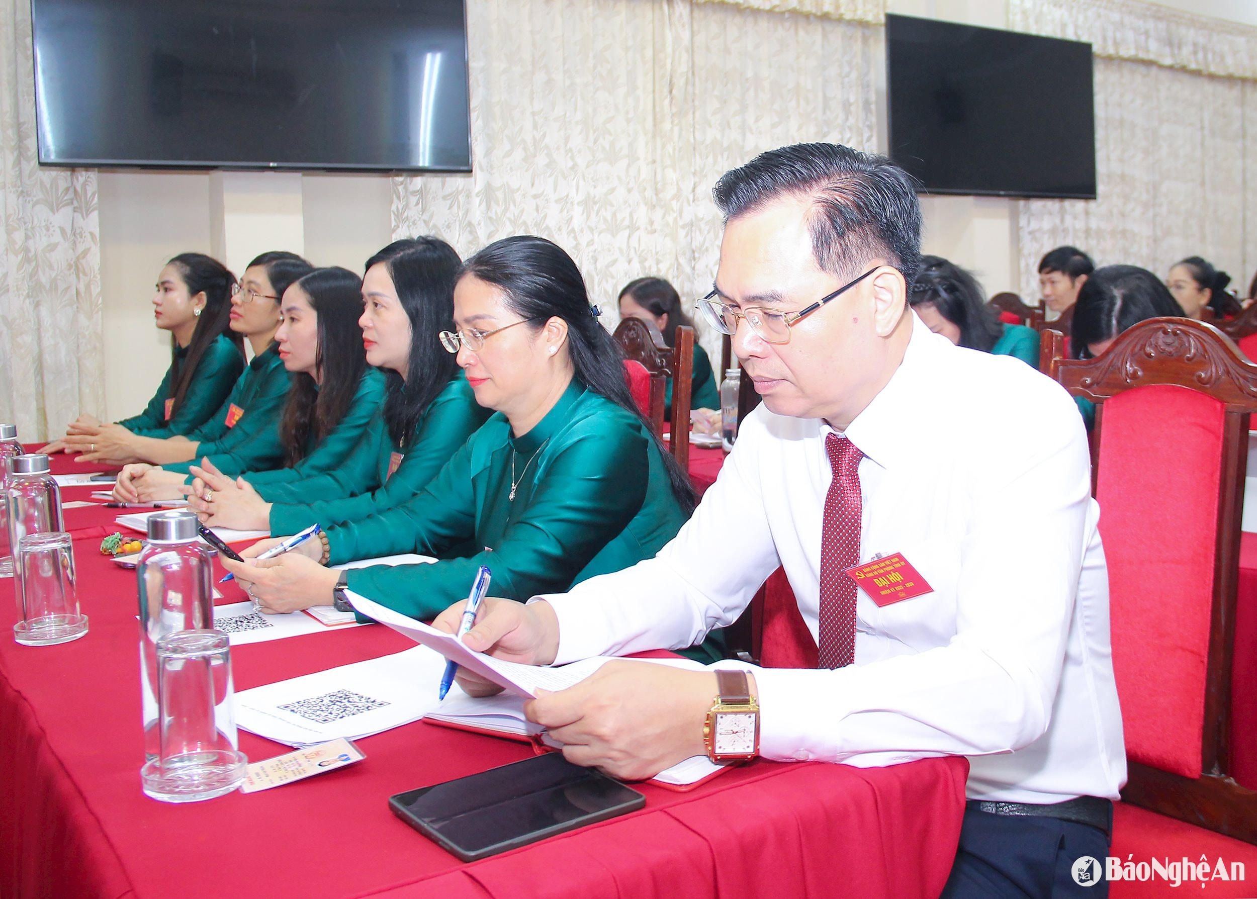 Các đảng viên tham dự đại hội