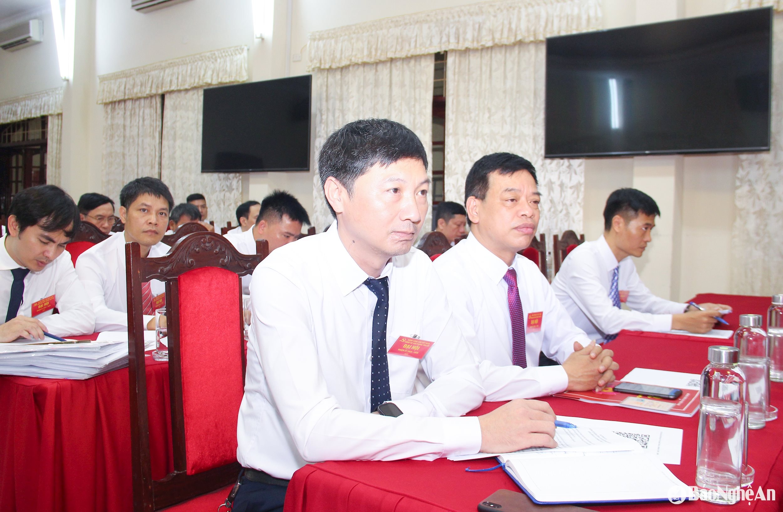Các đảng viên tham gia đại hội. Ảnh Mai Hoa