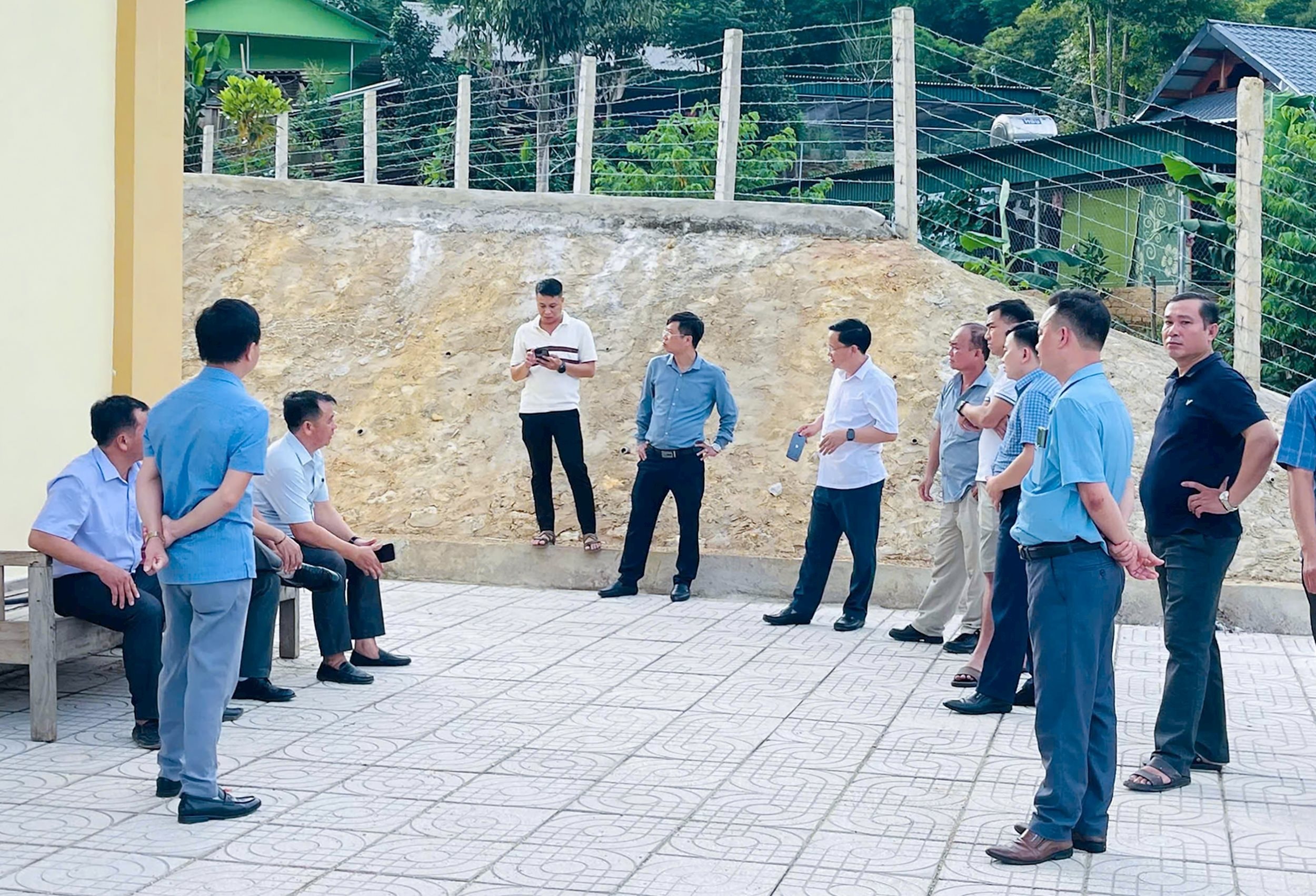 Cán bộ huyện Tương Dương khảo sát cơ sở vật chất cấp xã trước khi sáp nhập.