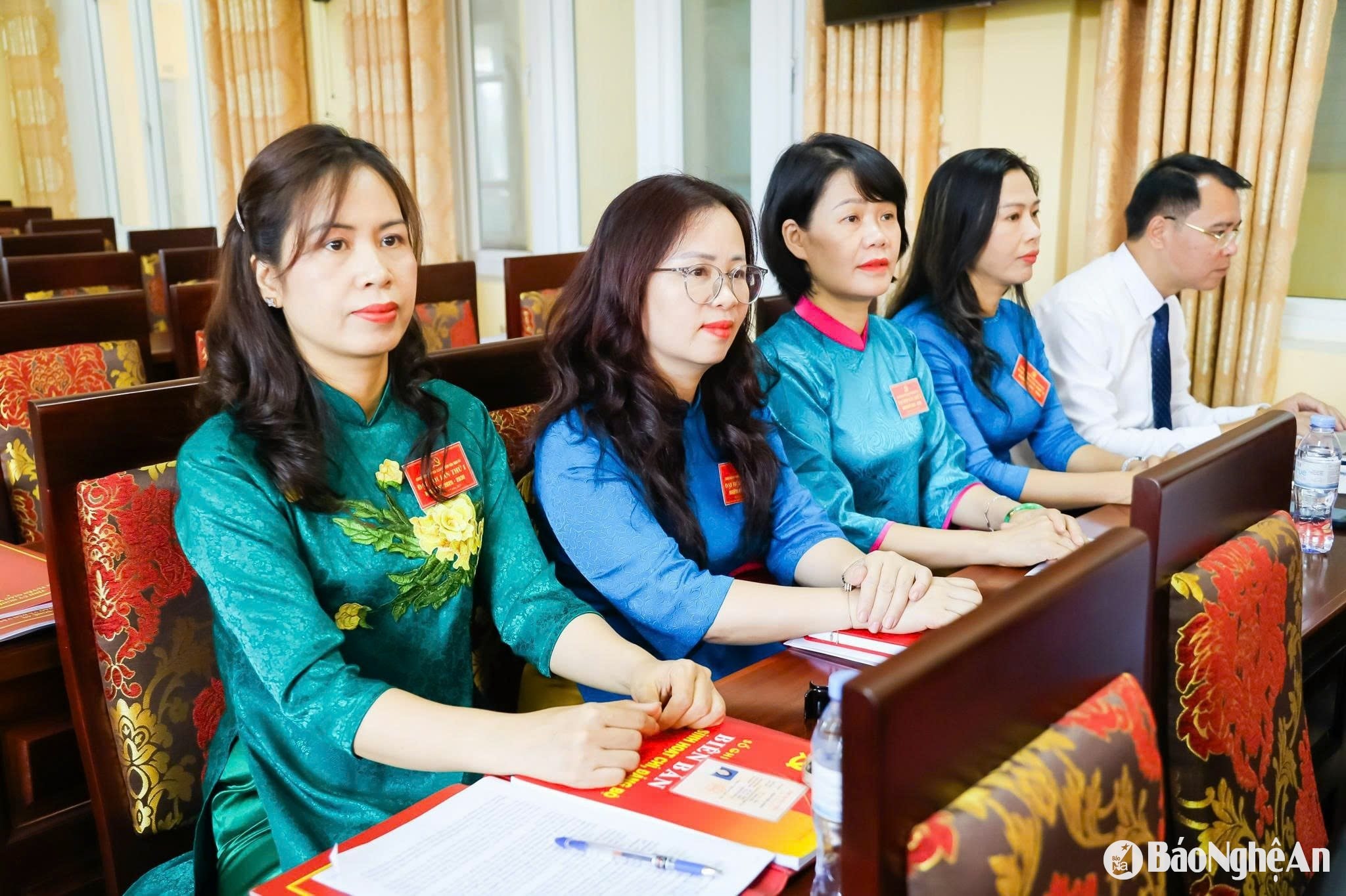 đảng viên dự đại hội