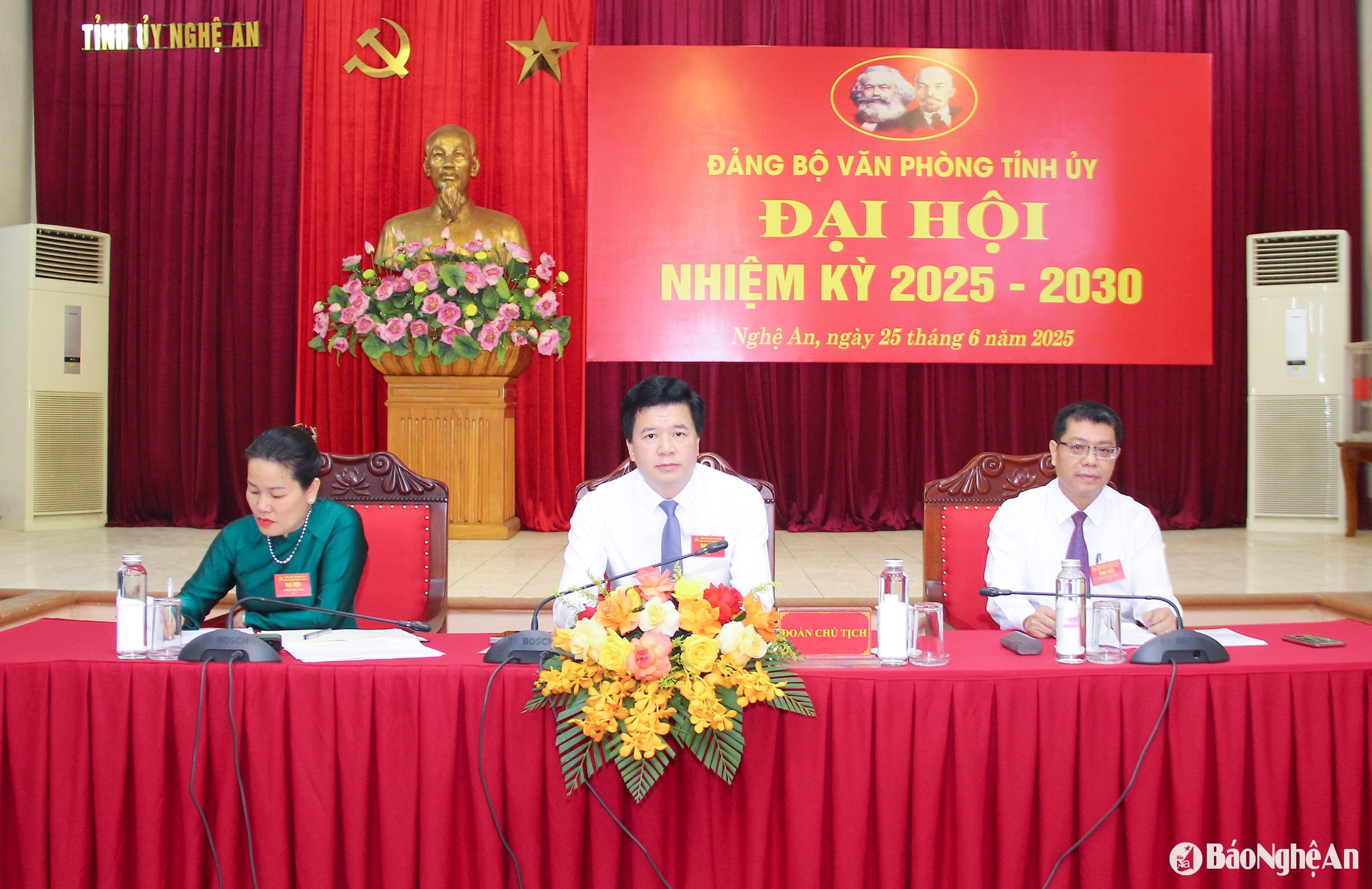 Đoàn Chủ tịch đại hội