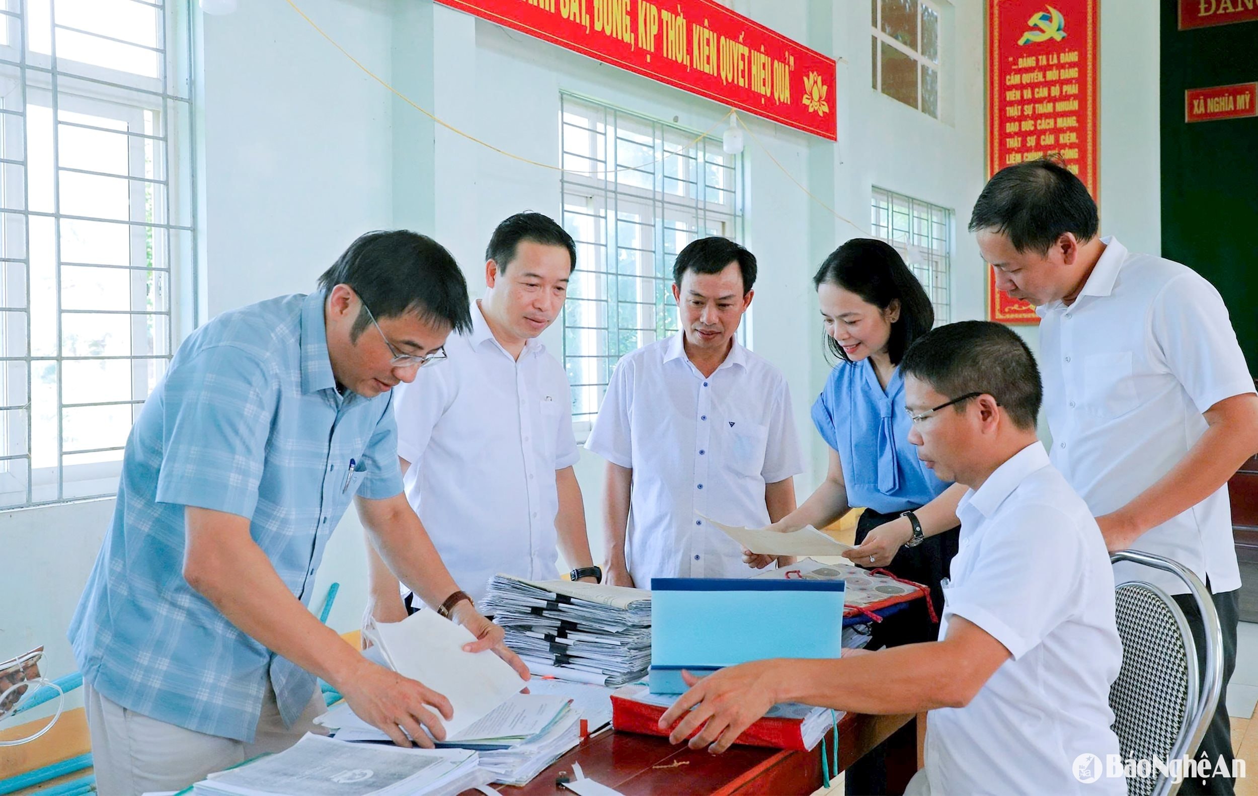 Lãnh đạo xã Đông Hiếu (mới) kiểm tra hệ thống hồ sơ, dữ liệu bàn giao để vận hành hoạt động bộ máy mới. Ảnh- Mai Hoa