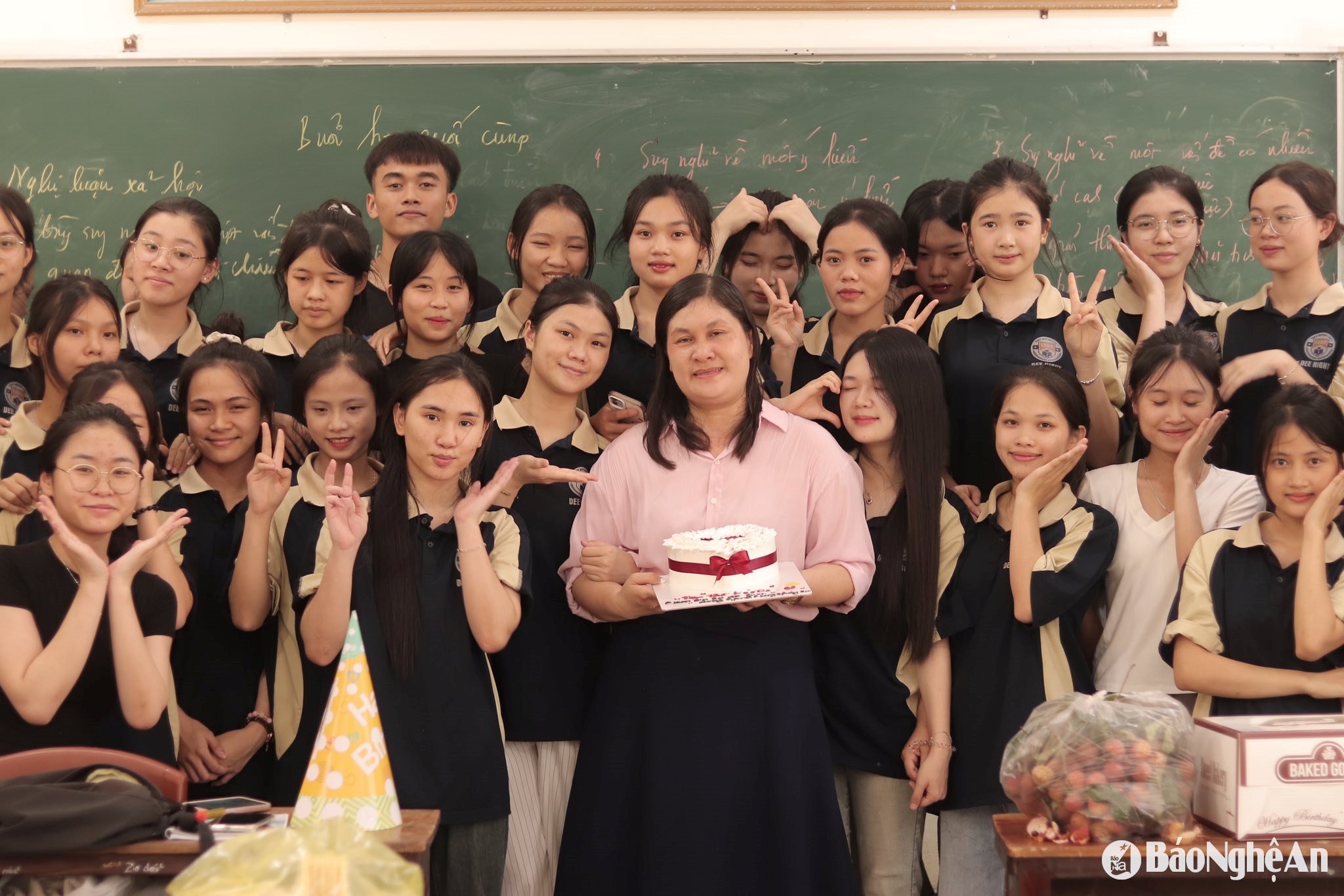 Buổi học cuối cùng của cô và trò lớp 12D2 - Trường THPT Quỳnh Lưu 2. Ảnh - NTCC
