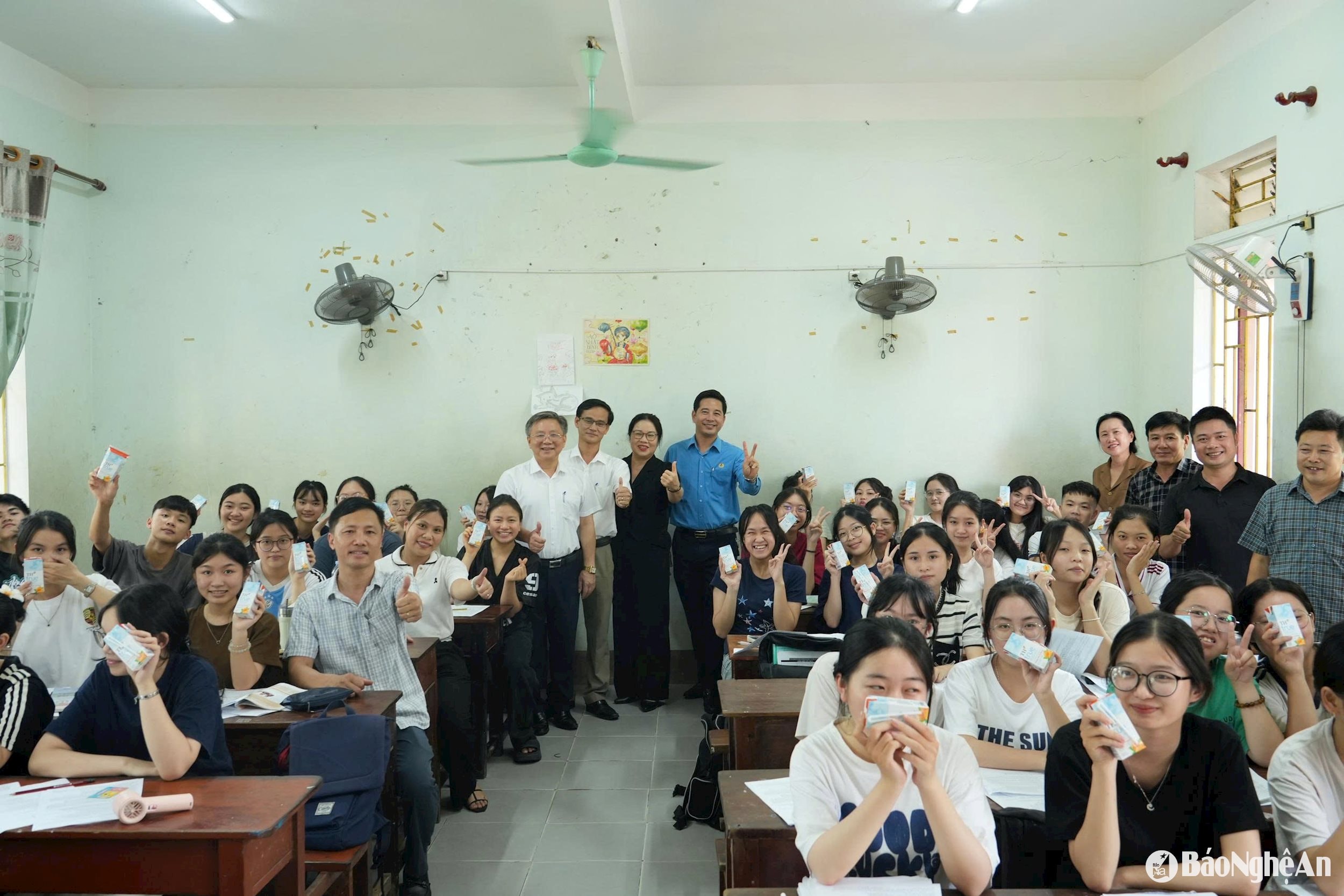 Các thầy cô ở Sở Giáo dục và Đào tạo tiếp sức cho học sinh Trường THPT Nguyễn Xuân Ôn ôn thi tốt nghiệp. Ảnh - Mỹ Hà