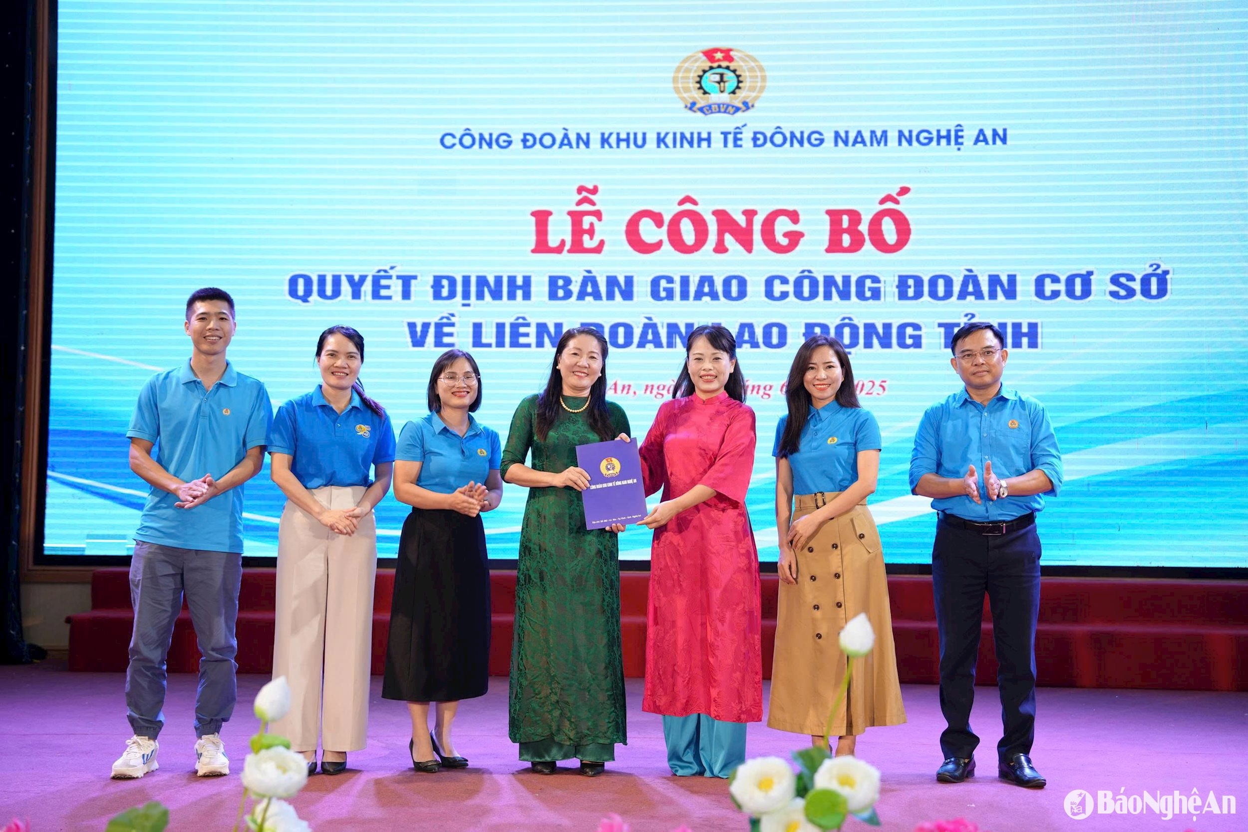 Công đoàn Khu kinh tế Đông Nam chuyển giao các đơn vị công đoàn cơ sở trực thuộc cho Liên đoàn Lao động tỉnh. Ảnh: Diệp Thanh