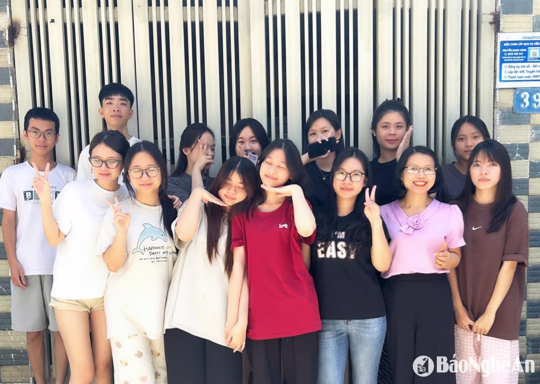 bna_co-giao-nguyen-thuy-va-cac-hoc-tro-o-truong-thpt-pham-hong-thai-hung-nguyen-5b5f0b1446cfab2e89e835ec6b06e34d(1).jpeg