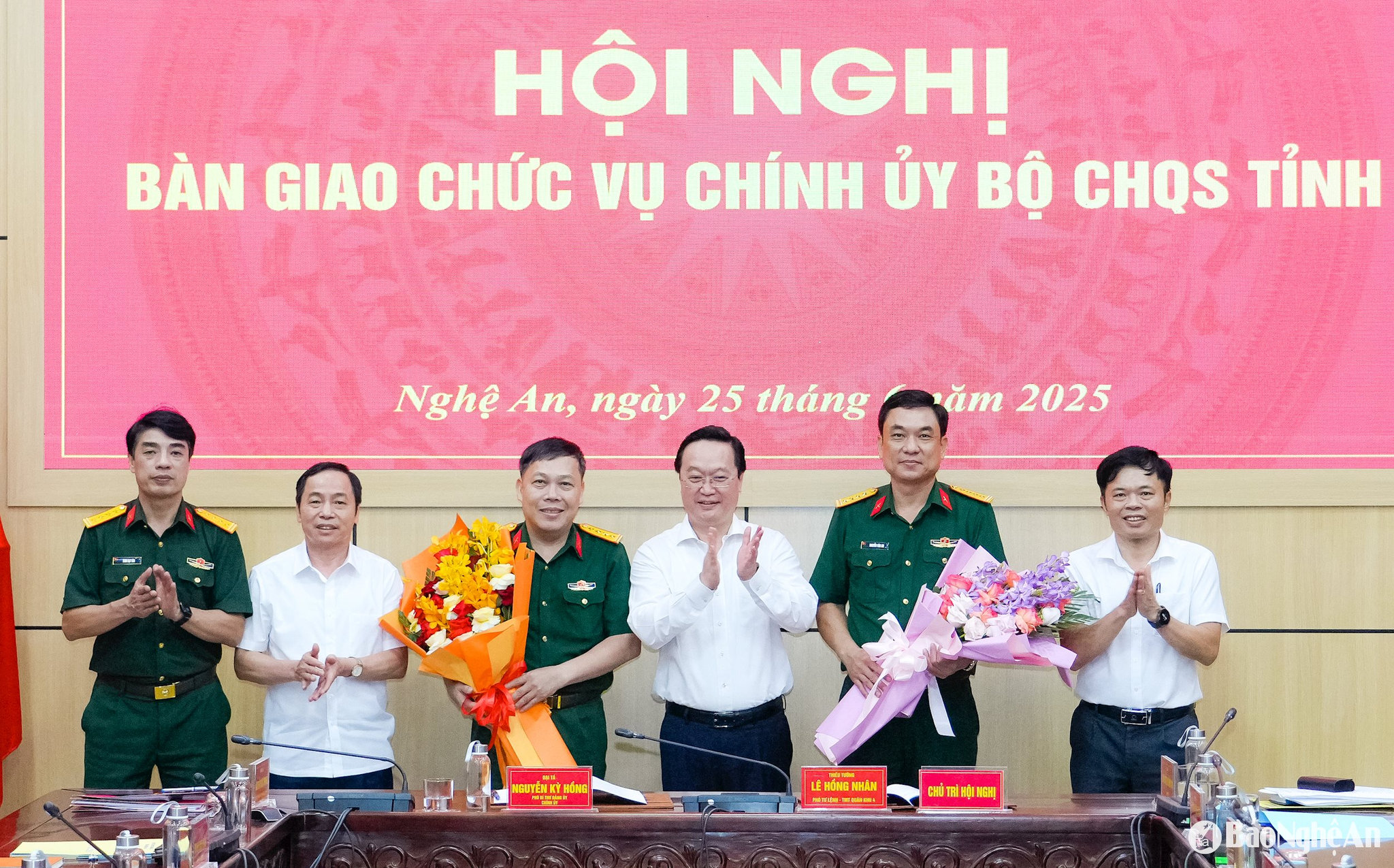 Bàn giao chức vụ Chính ủy Bộ Chỉ huy Quân sự tỉnh Nghệ An
