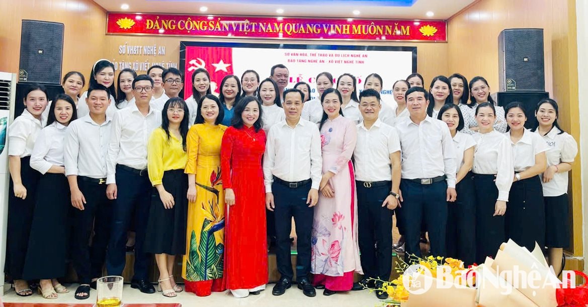Cán bộ bảo tàng