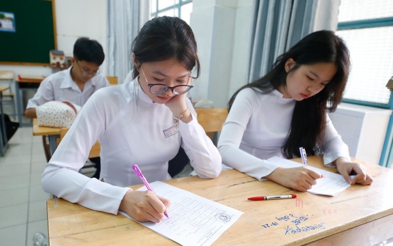 15 thí sinh vi phạm quy chế, 10 em bị đình chỉ thi trong buổi thi môn Ngữ văn sáng nay 26/6