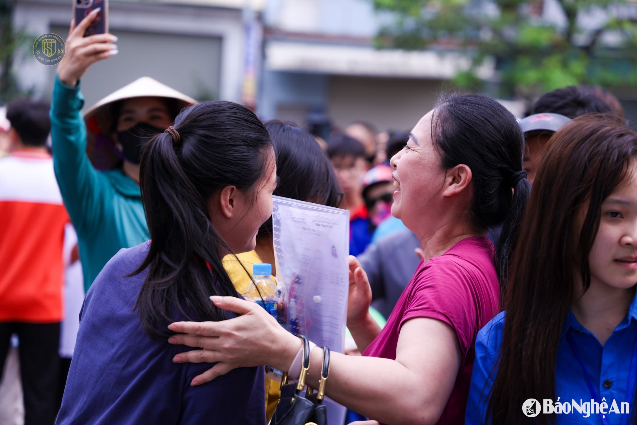 Và cũng không thiếu những cái ôm siết chặt như thể hiện sự động viên của các phụ huynh đối với sĩ tử. Ảnh: Đức Anh
