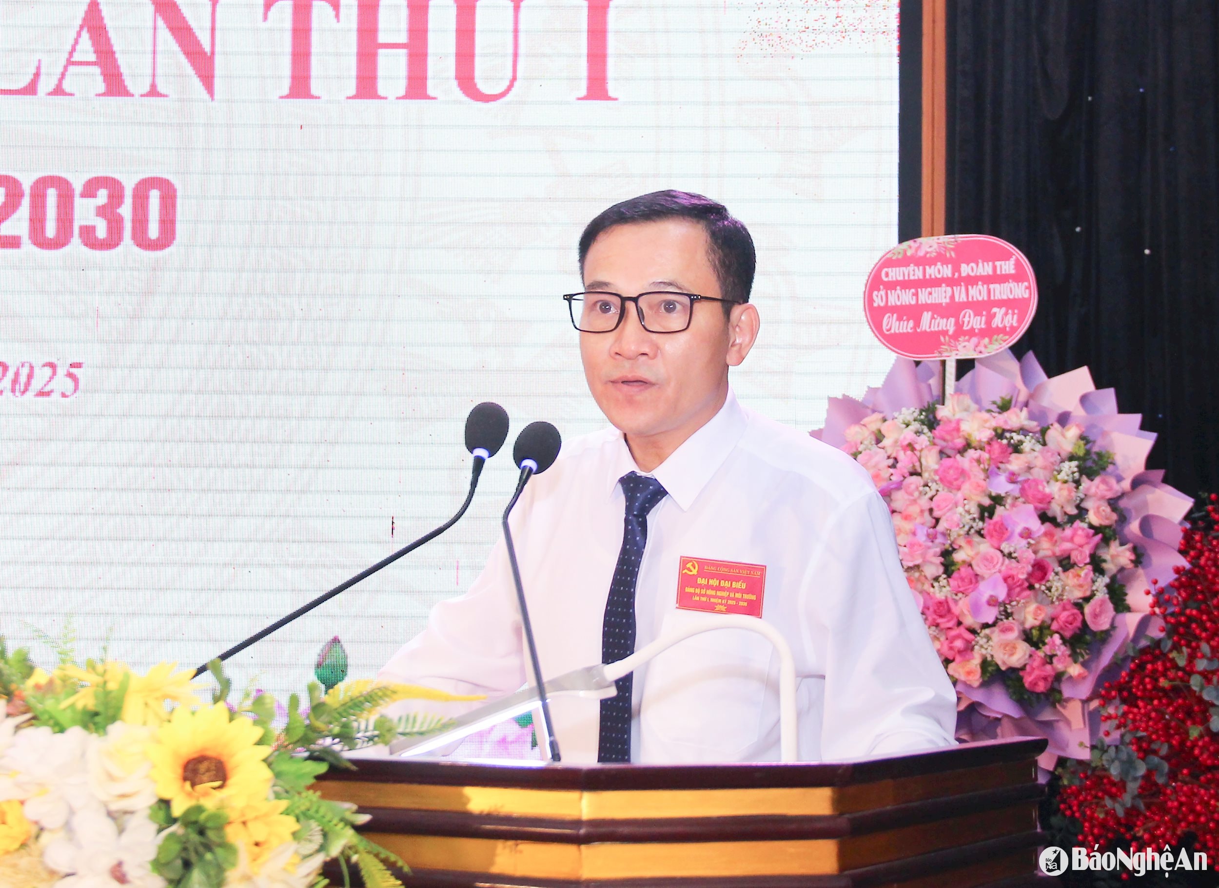Đồng chí Bạch Hưng Dũng - Bí thư Chi bộ, Chi cục trưởng Chi cục Kiểm lâm tỉnh tham luận tại Đại hội. Ảnh Mai Hoa