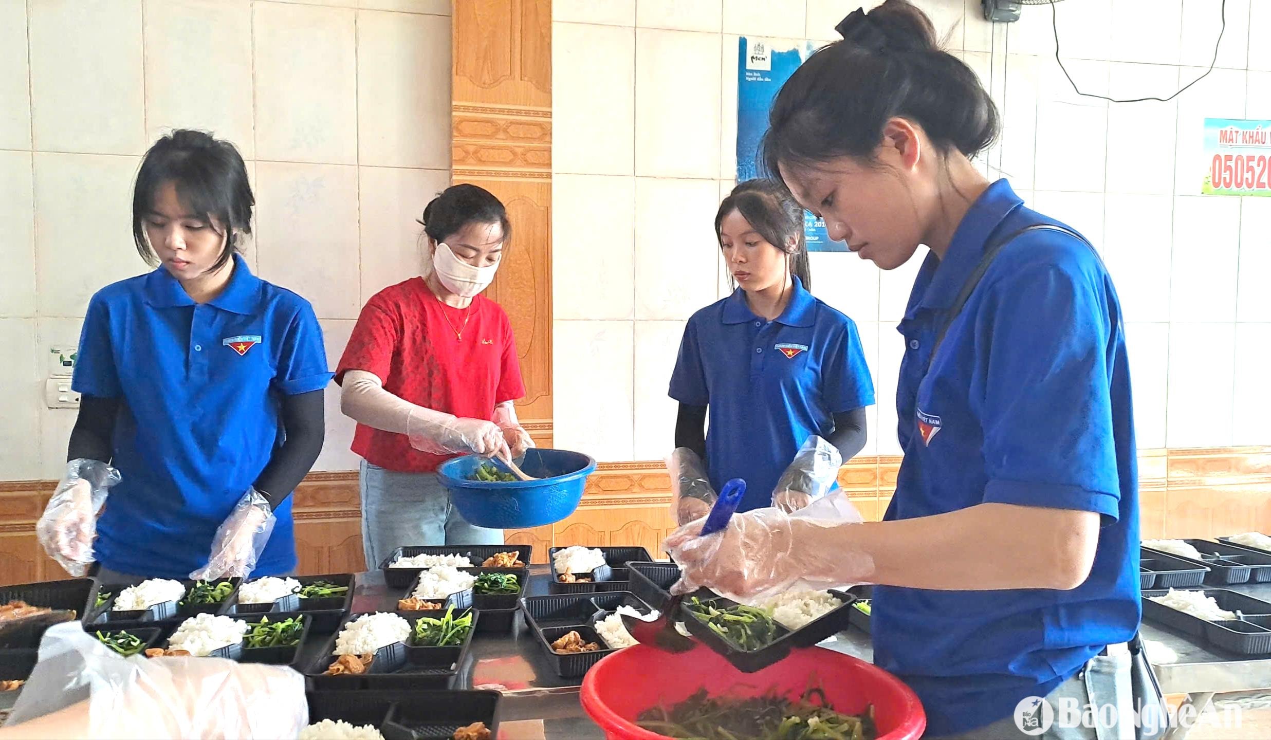 bna_cac-giao-vien-va-doi-thanh-nien-tinh-nguyen-chuan-bi-com-cho-hoc-sinh-lop-12-du-thi-tot-nghiep-thpt(1).jpg