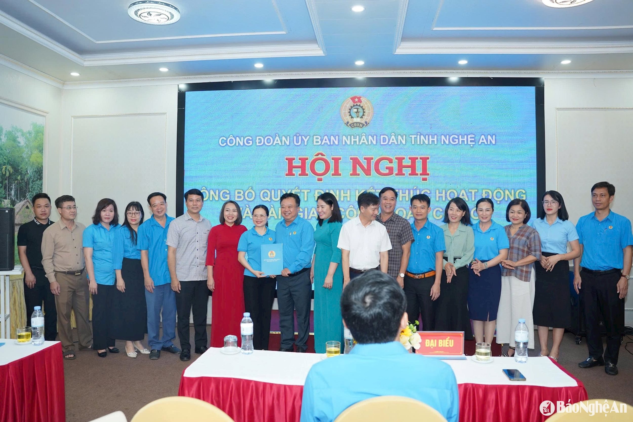 สหภาพแรงงานคณะกรรมการประชาชนจังหวัดยุติการดำเนินงาน ภาพถ่ายโดย Duy Chuong00013