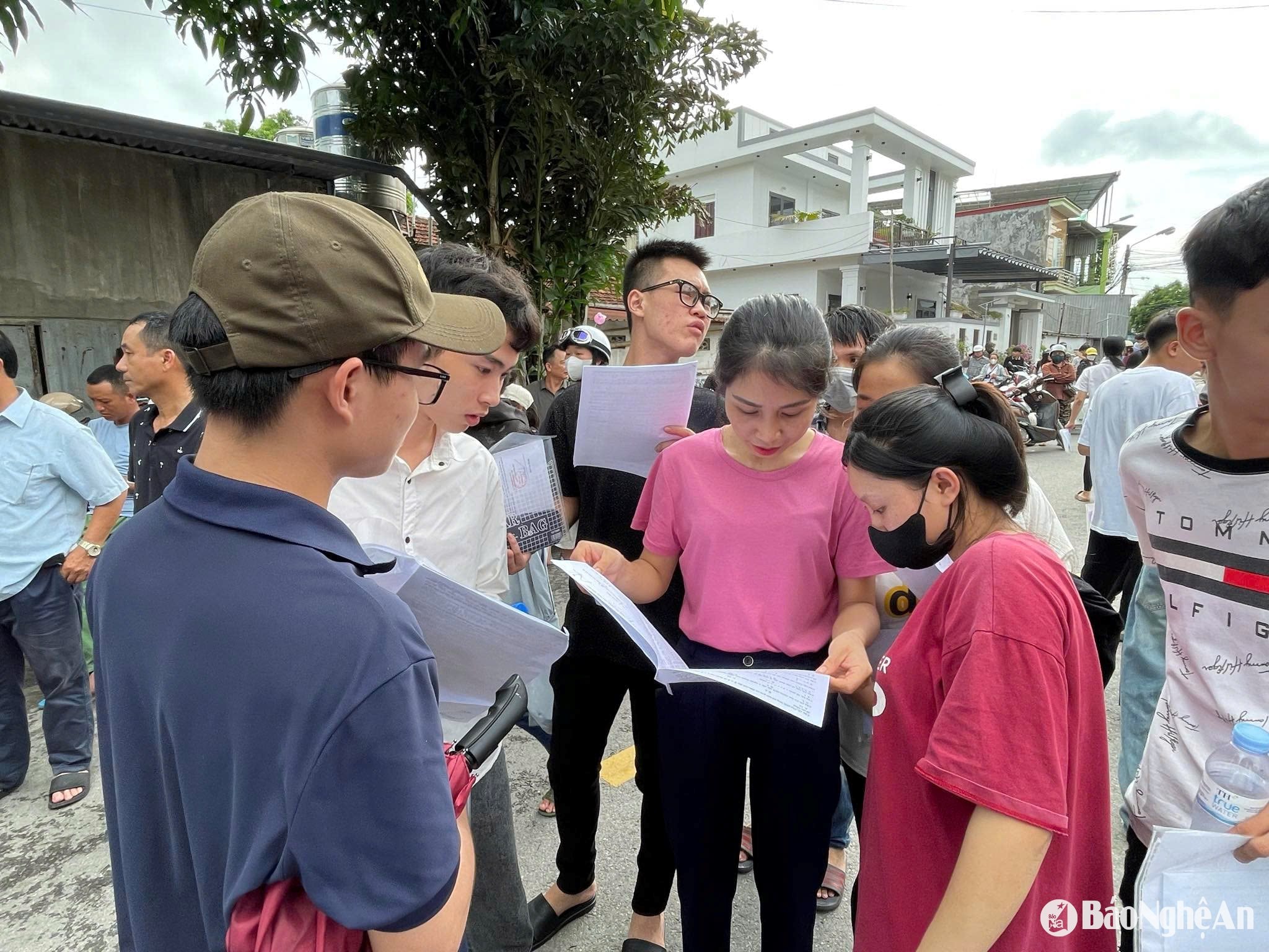 Giáo viên Thị xã Thái Hòa kiểm tra bài làm cùng học sinh. Ảnh - Minh Thái