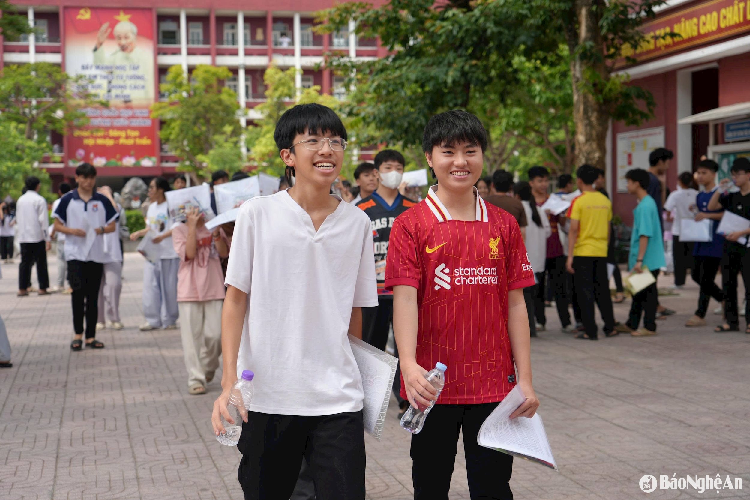 Thí sinh hoàn thành môn thi đầu tiên tại điểm thi Trường THPT Huỳnh Thúc Kháng. Ảnh - Mỹ Hà