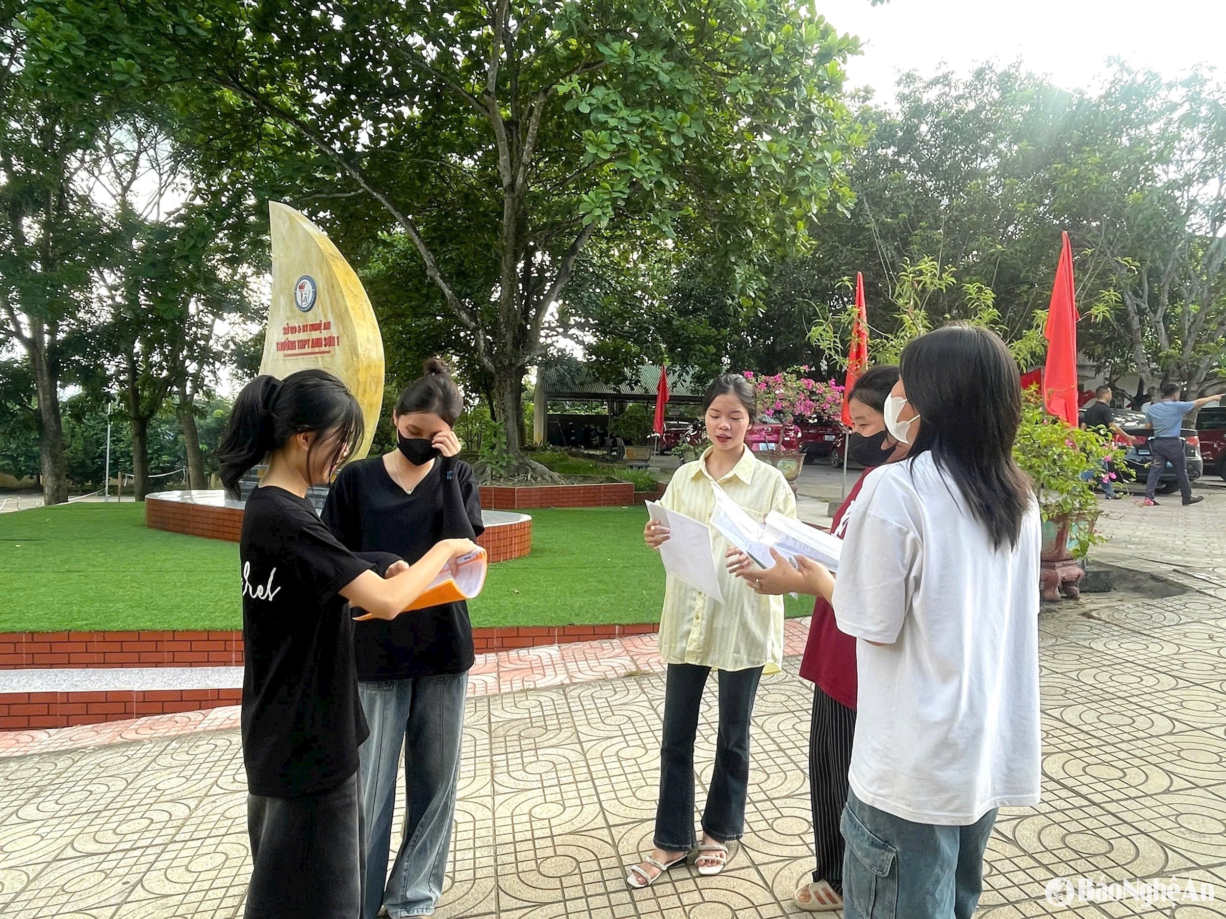 THí sinh tại điểm thi Anh Sơn 1. Ảnh - Thái Hiền